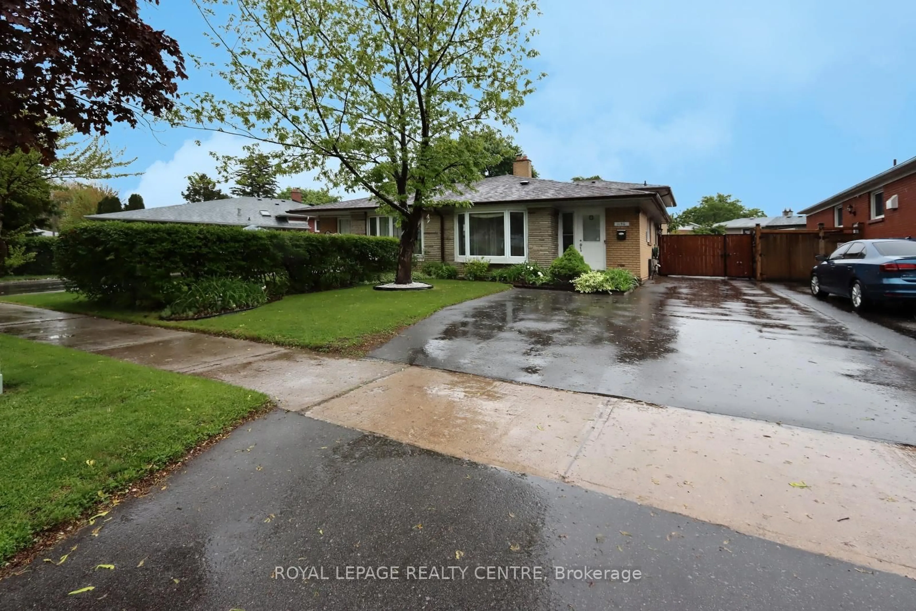 A pic from outside/outdoor area/front of a property/back of a property/a pic from drone, street for 1150 Saturnia Cres, Mississauga Ontario L4Y 2M3