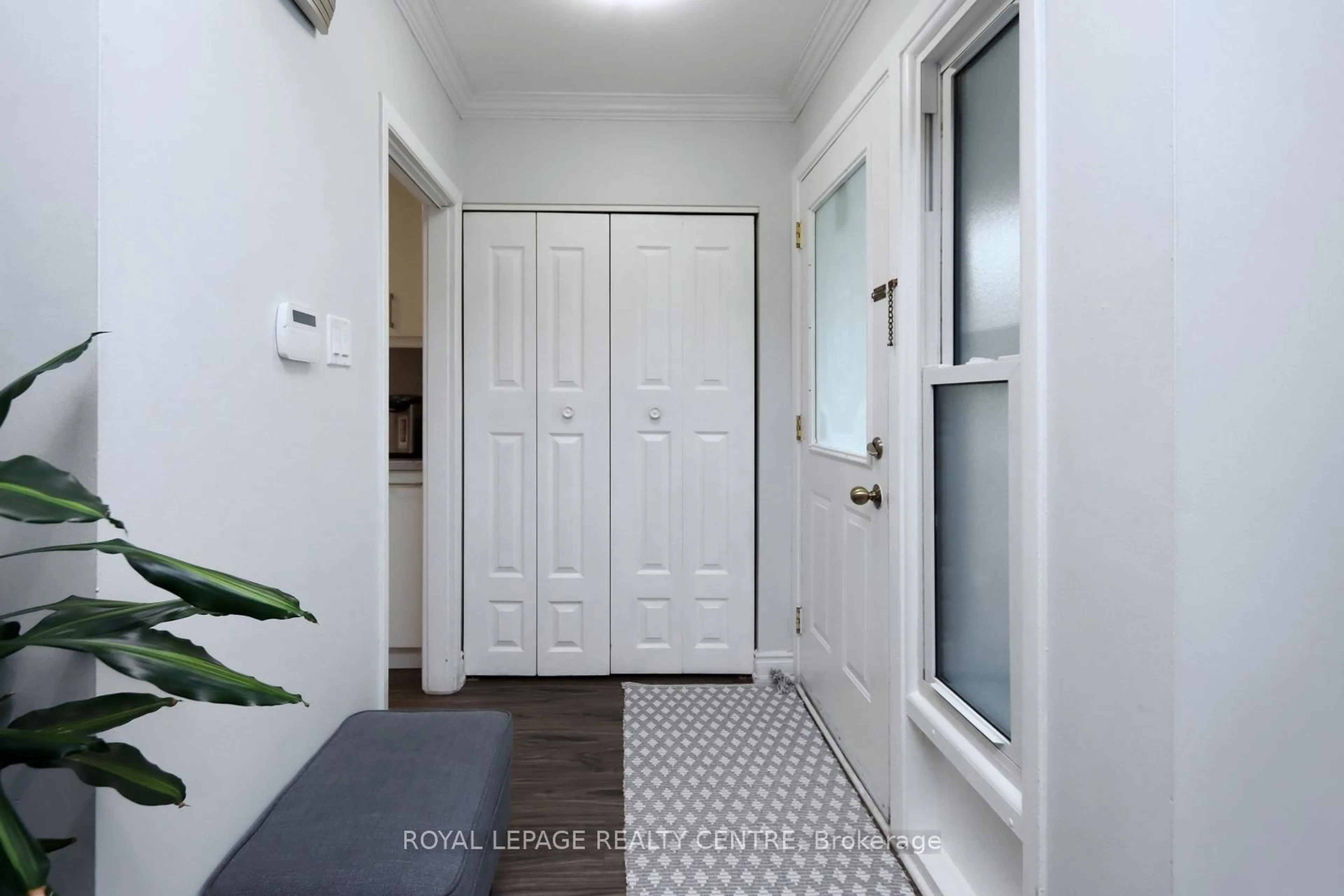 Indoor entryway for 1150 Saturnia Cres, Mississauga Ontario L4Y 2M3