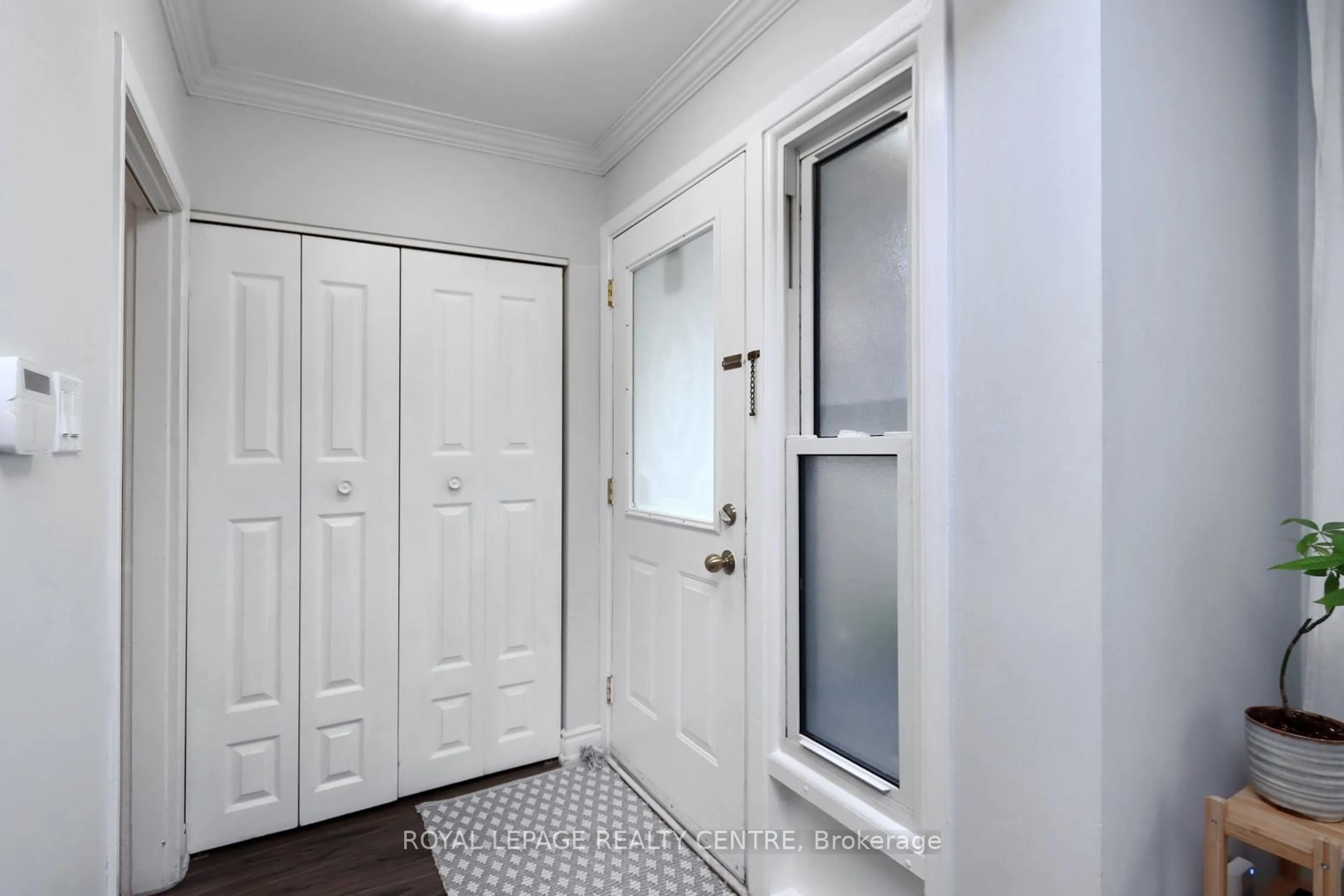 Indoor entryway for 1150 Saturnia Cres, Mississauga Ontario L4Y 2M3
