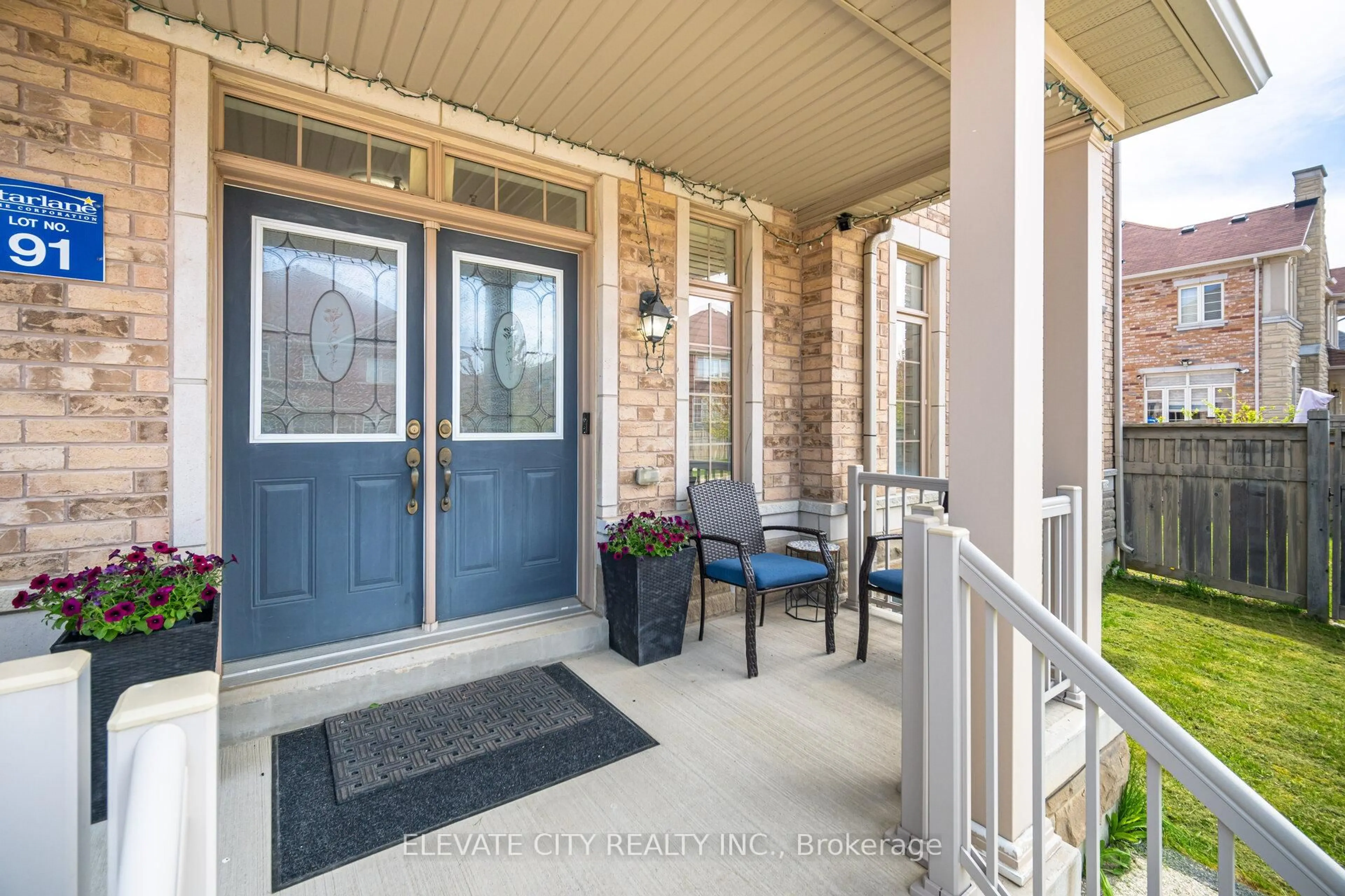 Indoor entryway for 5576 Ethan Dr, Mississauga Ontario L5M 0W1
