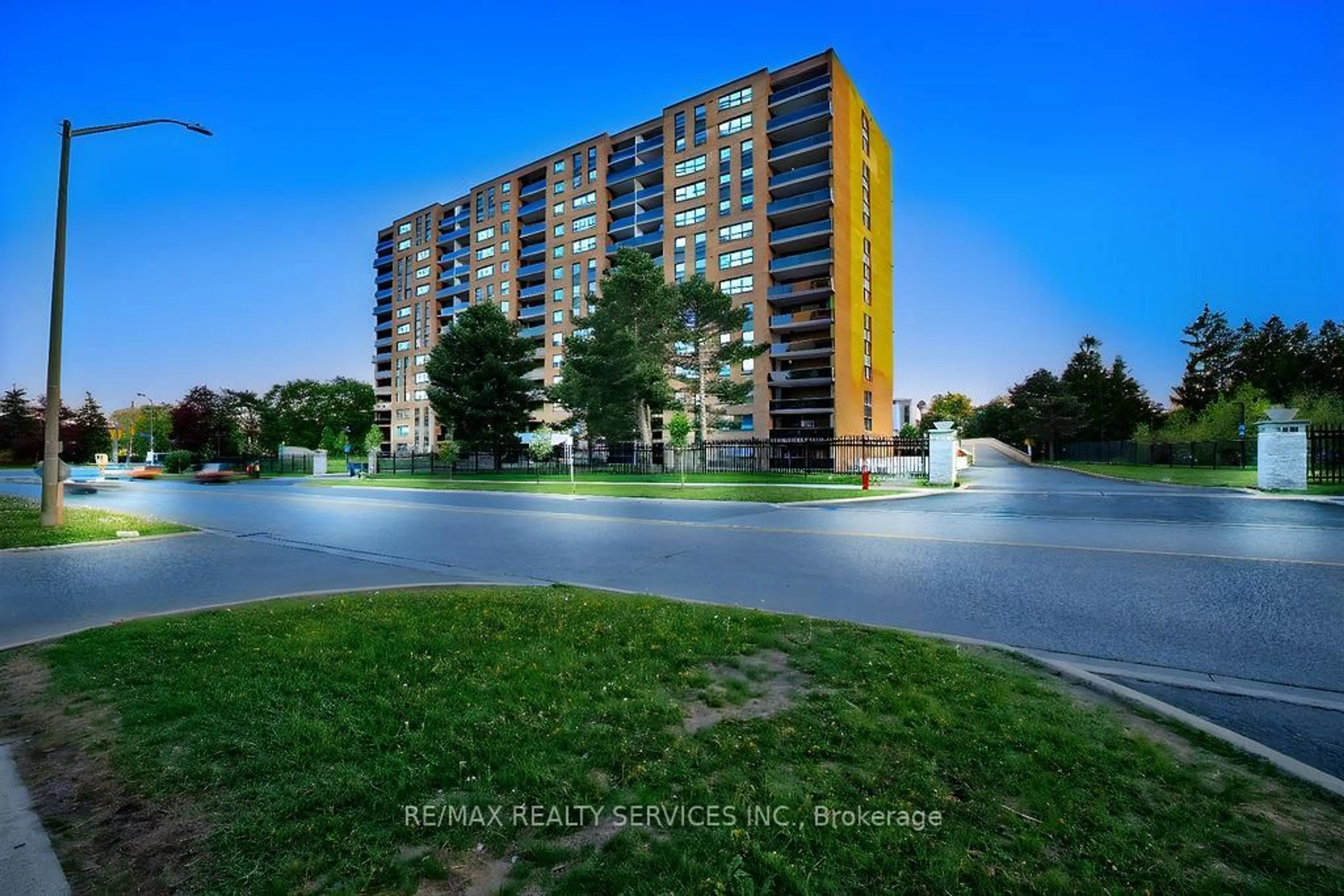 A pic from outside/outdoor area/front of a property/back of a property/a pic from drone, unknown for 4 Lisa St #714, Brampton Ontario L6T 4B6