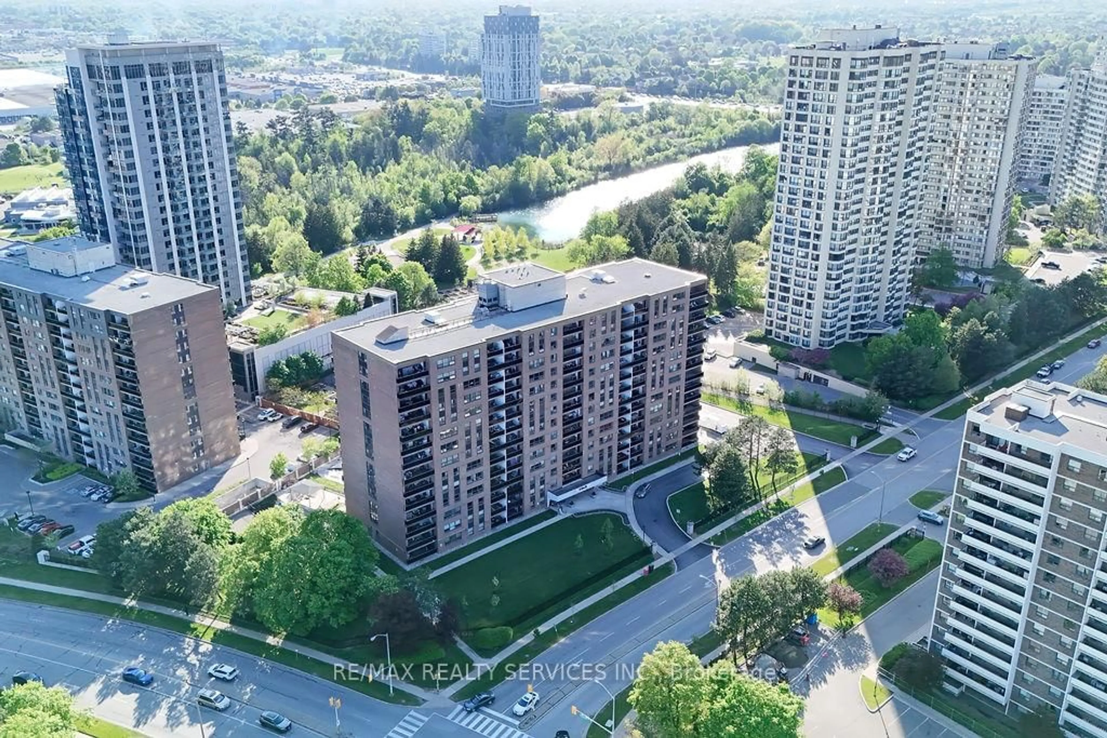 A pic from outside/outdoor area/front of a property/back of a property/a pic from drone, city buildings view from balcony for 4 Lisa St #714, Brampton Ontario L6T 4B6