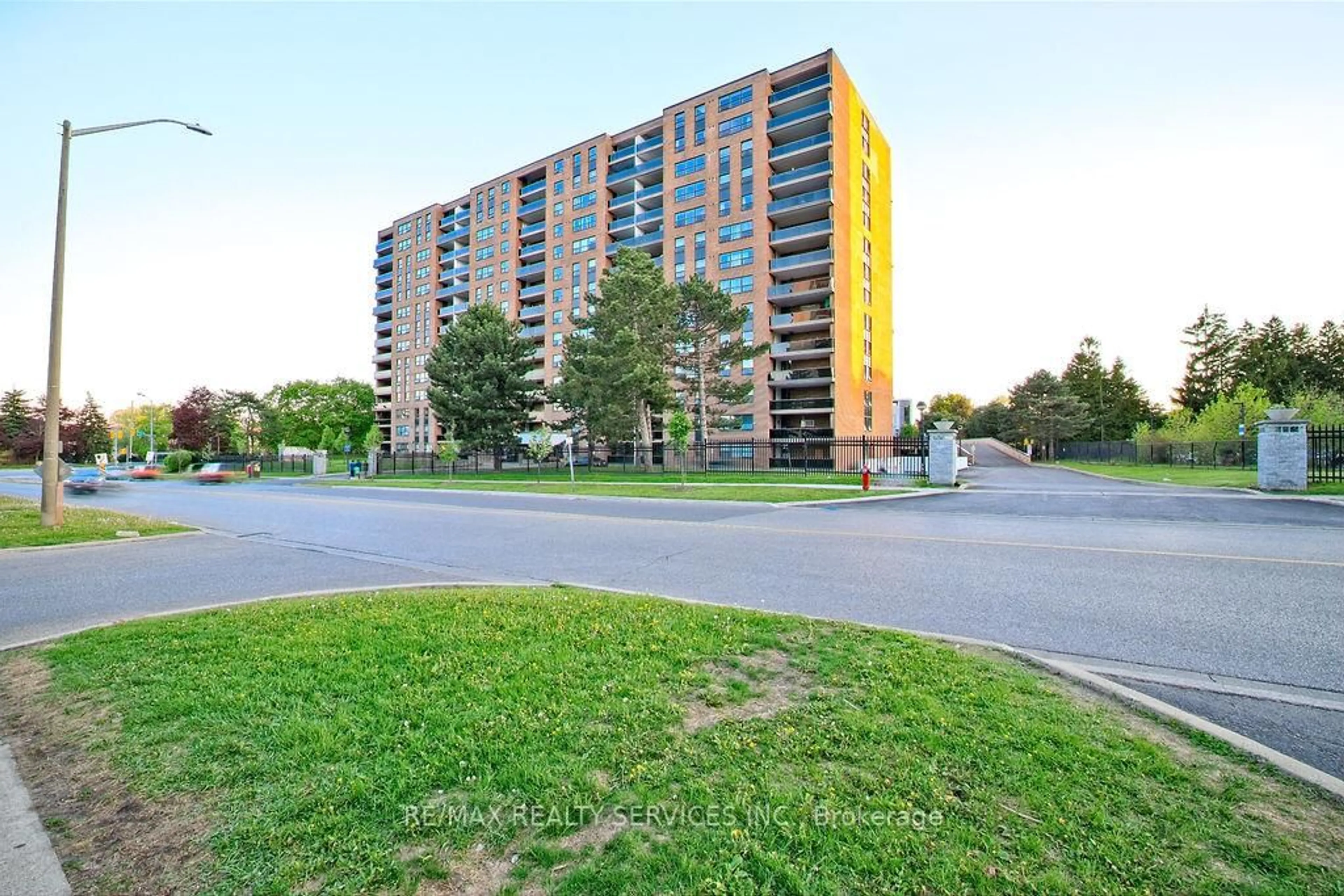A pic from outside/outdoor area/front of a property/back of a property/a pic from drone, building for 4 Lisa St #714, Brampton Ontario L6T 4B6