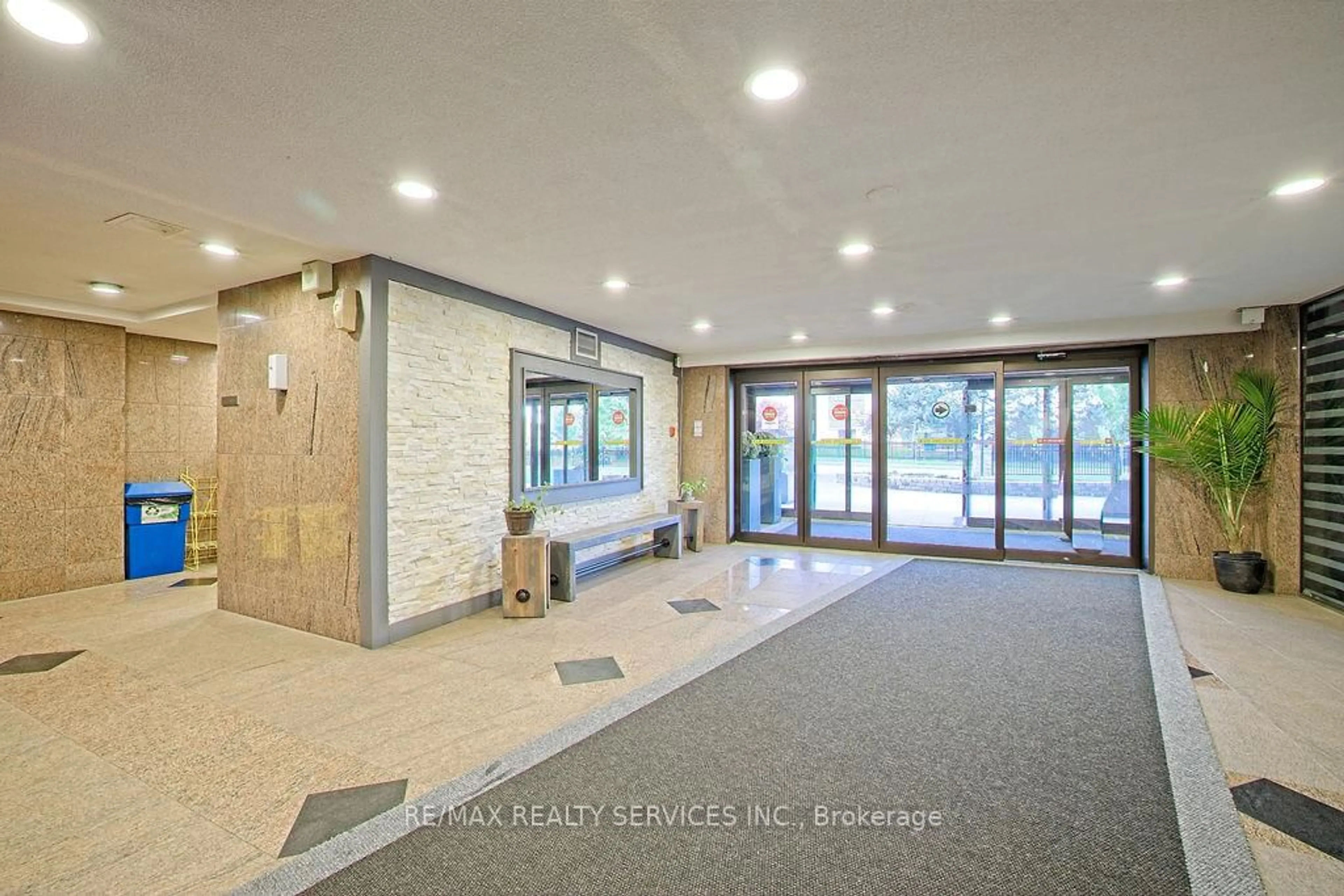 Indoor foyer for 4 Lisa St #714, Brampton Ontario L6T 4B6