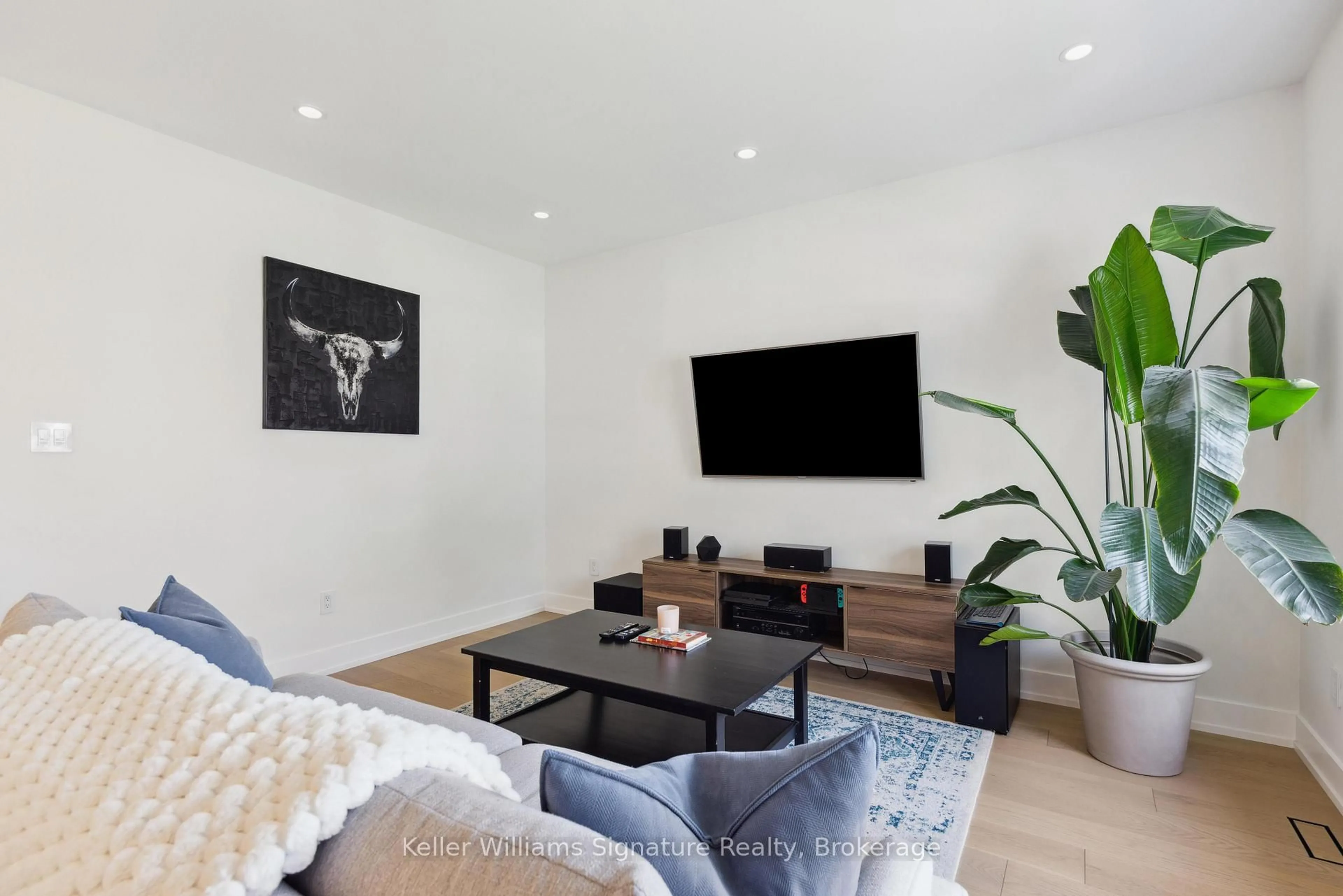 Living room with furniture, wood/laminate floor for 1355 Augustine Dr, Burlington Ontario L7P 2M9