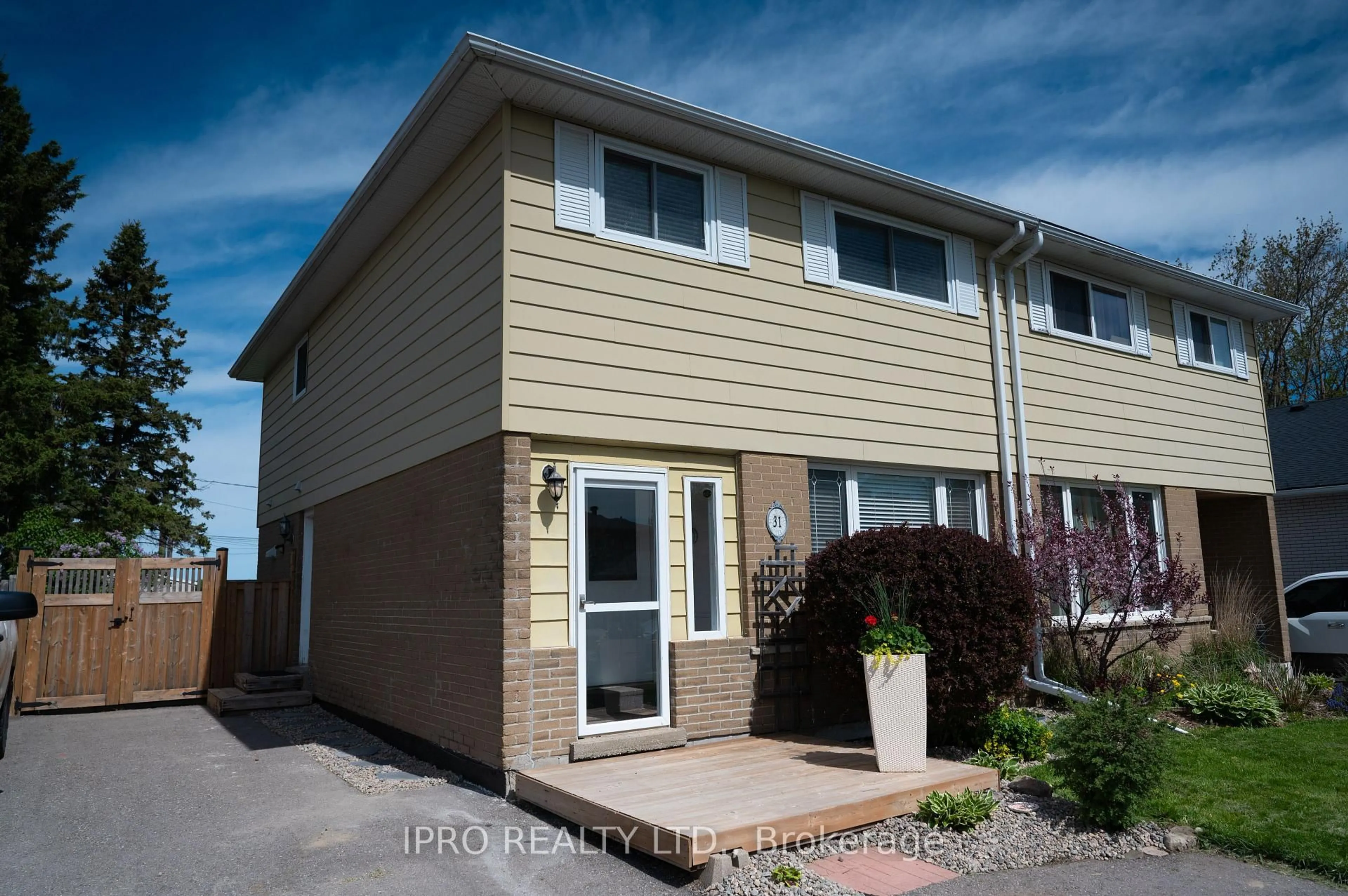 Home with vinyl exterior material, street for 31 Madison Ave, Orangeville Ontario L9W 1R9