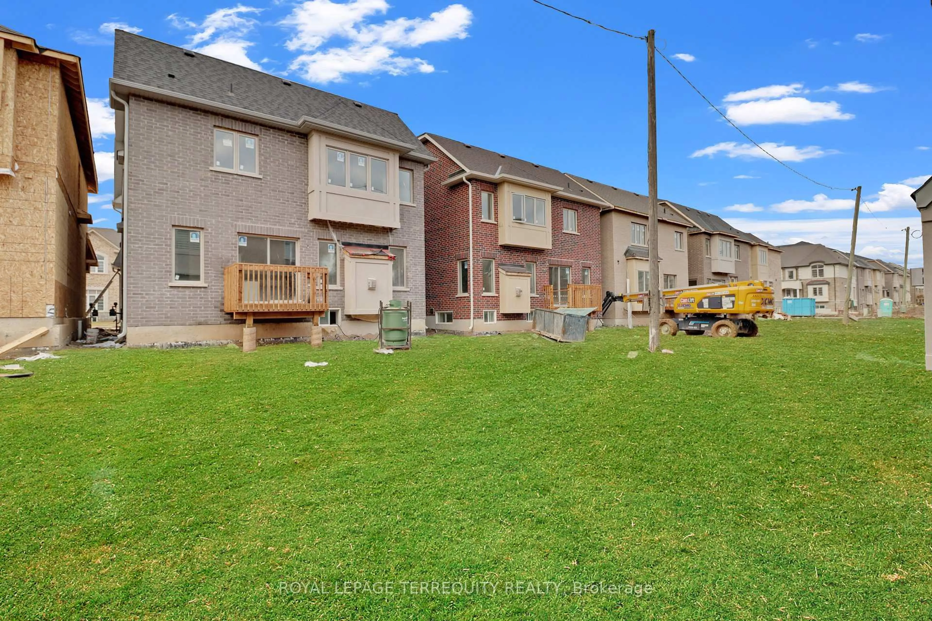 A pic from outside/outdoor area/front of a property/back of a property/a pic from drone, street for 3915 Koenig Rd, Burlington Ontario L7M 0Z9