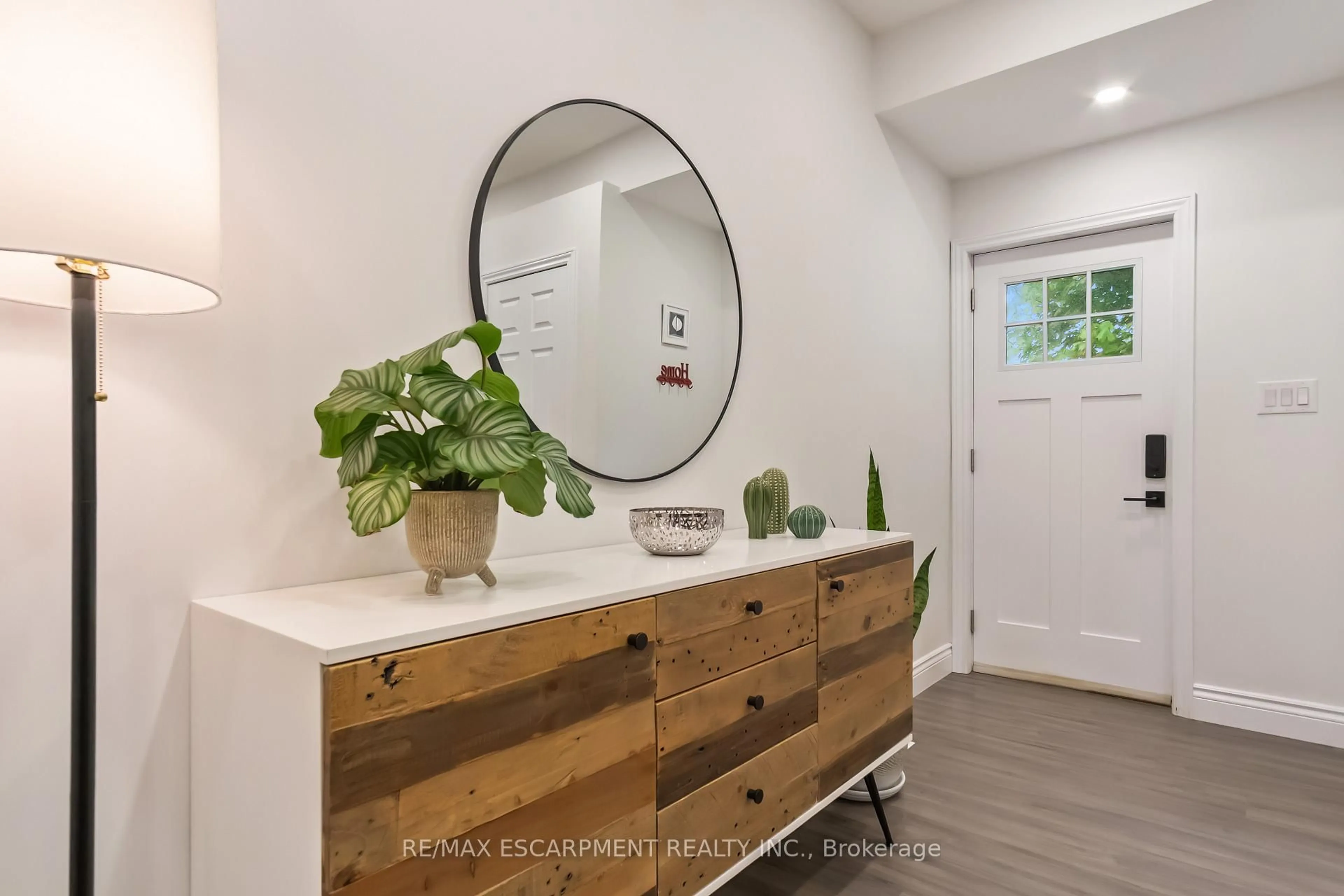 Indoor entryway for 354 Bartos Dr, Oakville Ontario L6K 3E6
