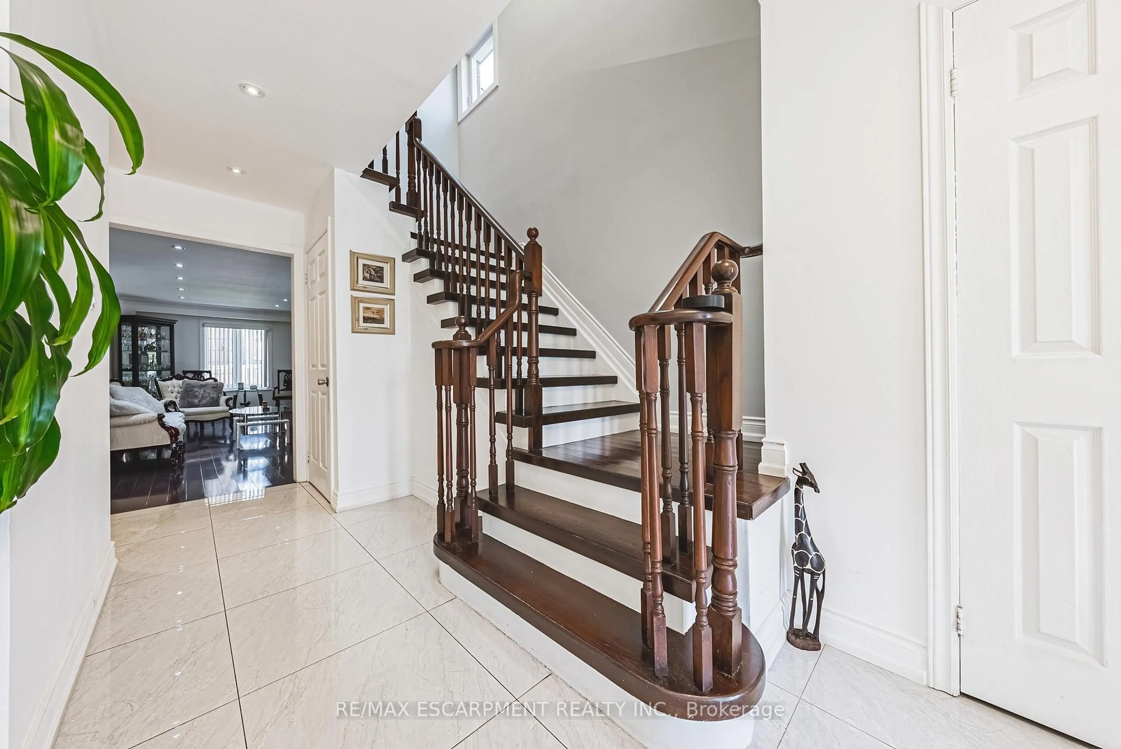 Stairs for 5008 Willowood Dr, Mississauga Ontario L5R 3R5