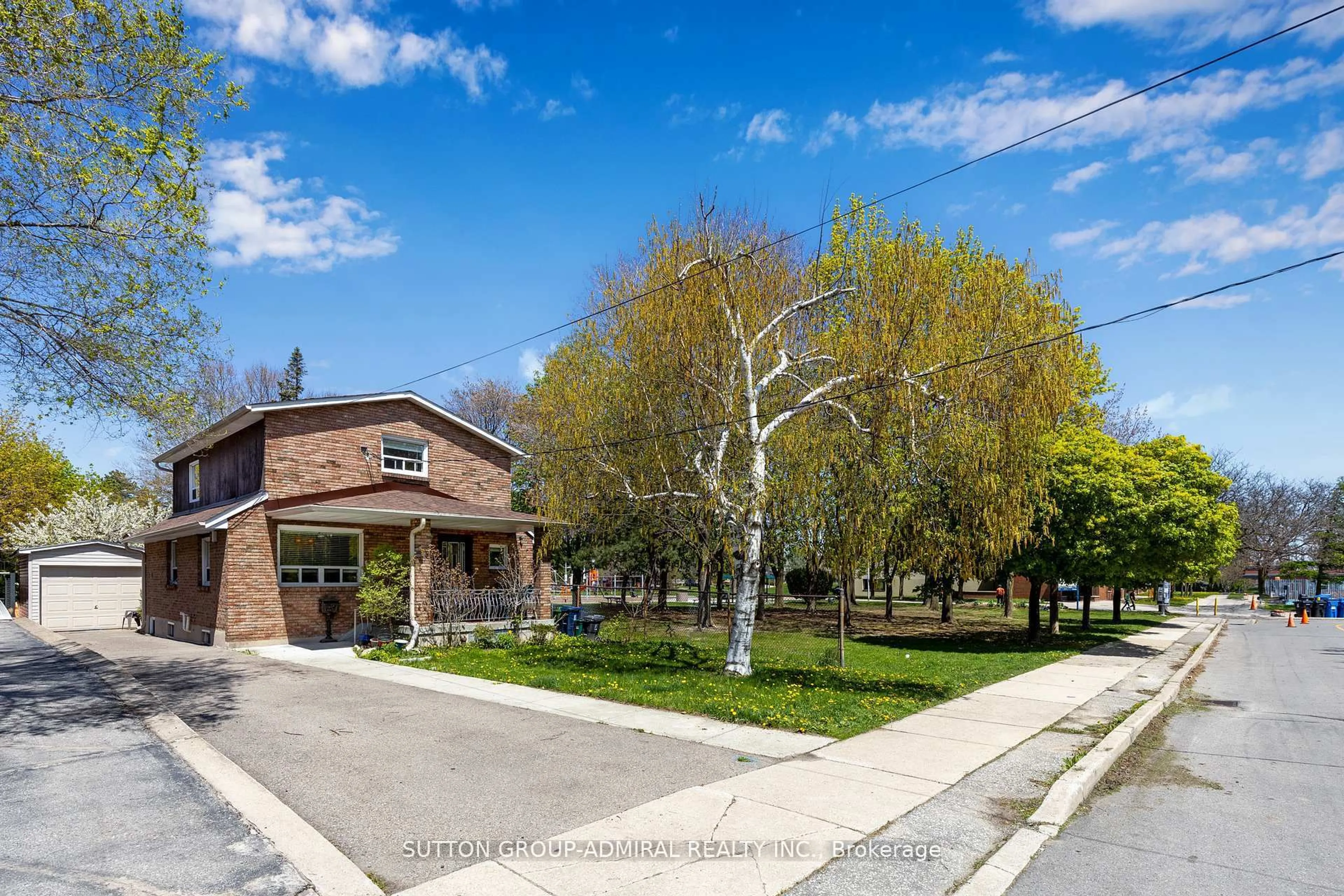 A pic from outside/outdoor area/front of a property/back of a property/a pic from drone, street for 1052 Glengrove Ave, Toronto Ontario M6B 2K2