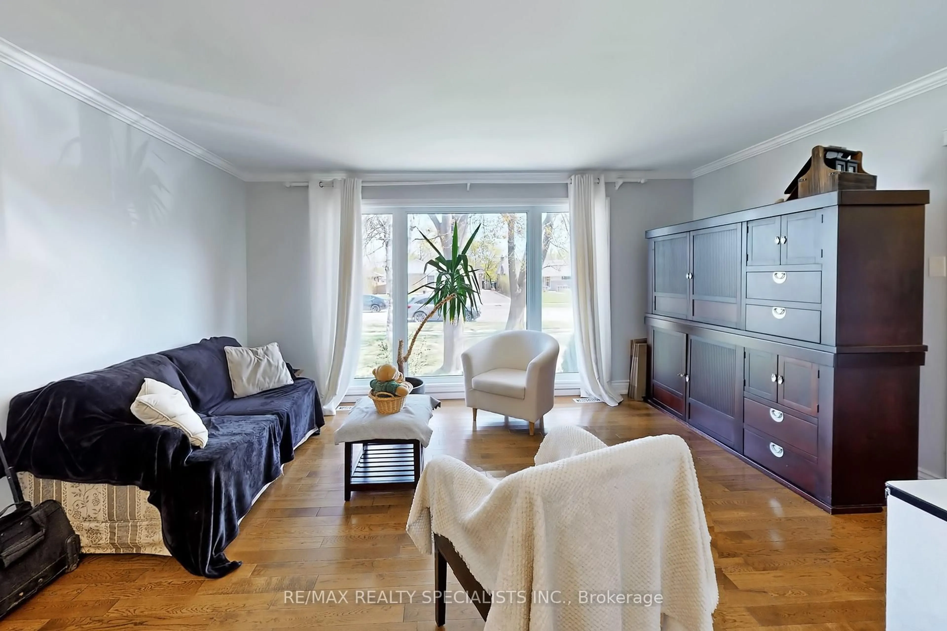 Living room with furniture, unknown for 6 Appleby Dr, Brampton Ontario L6T 2S6