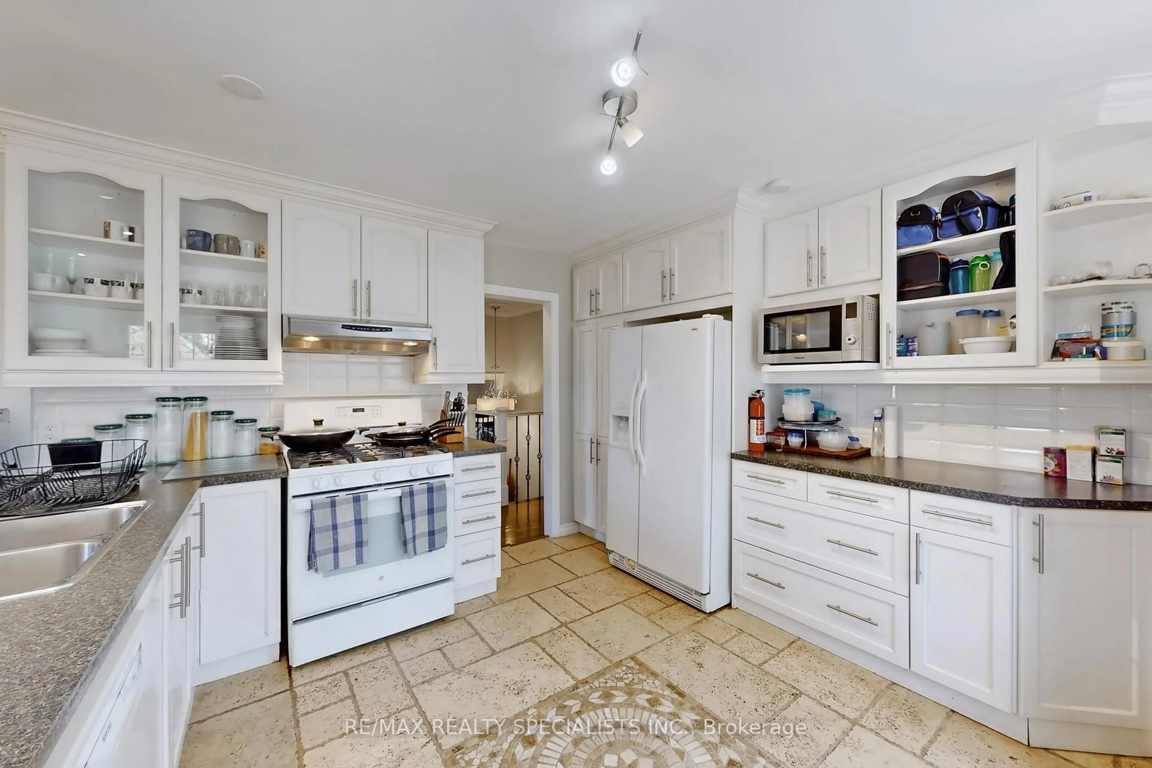 Standard kitchen, ceramic/tile floor for 6 Appleby Dr, Brampton Ontario L6T 2S6
