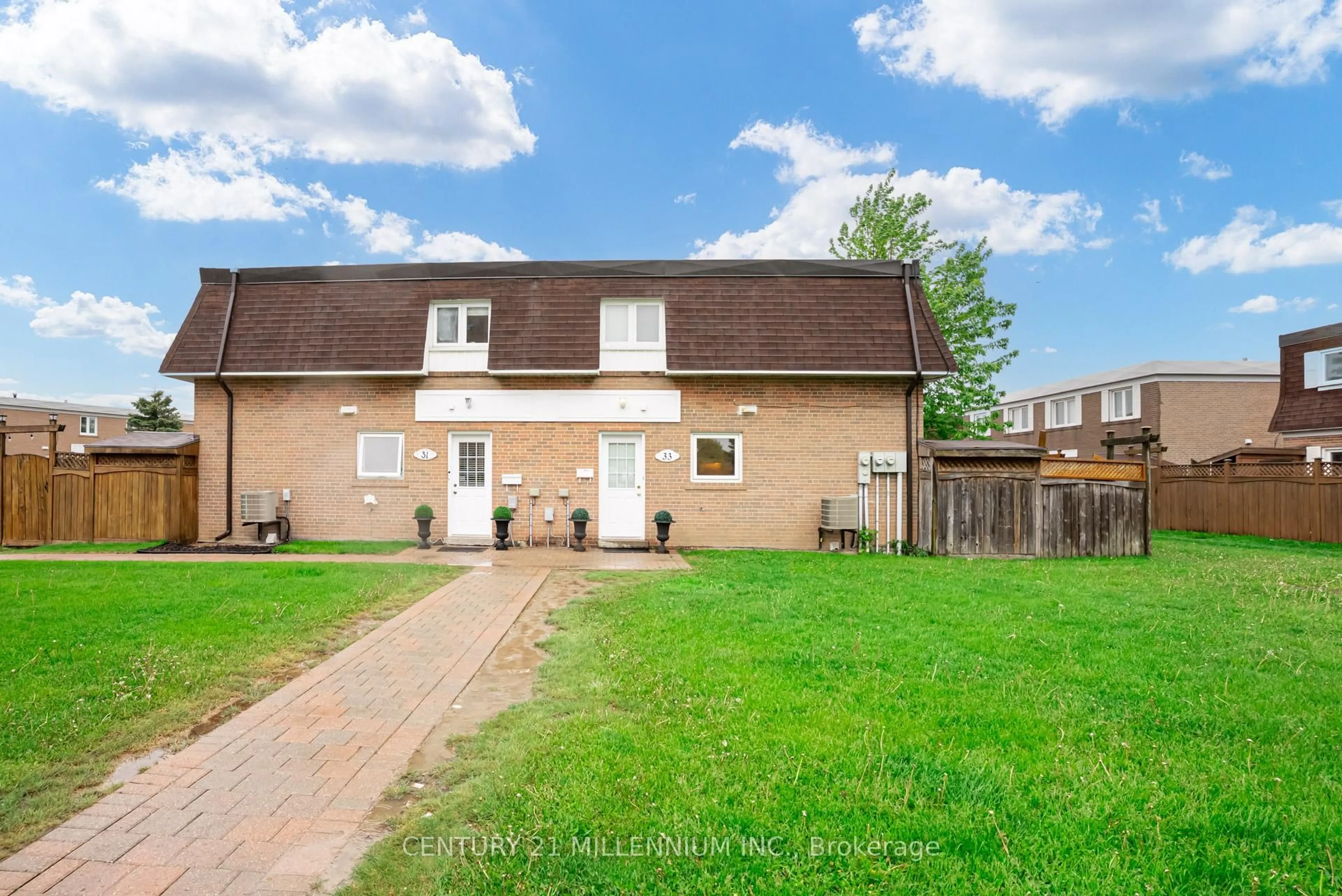 Unknown for 33 Town House Cres, Brampton Ontario L6W 3C3