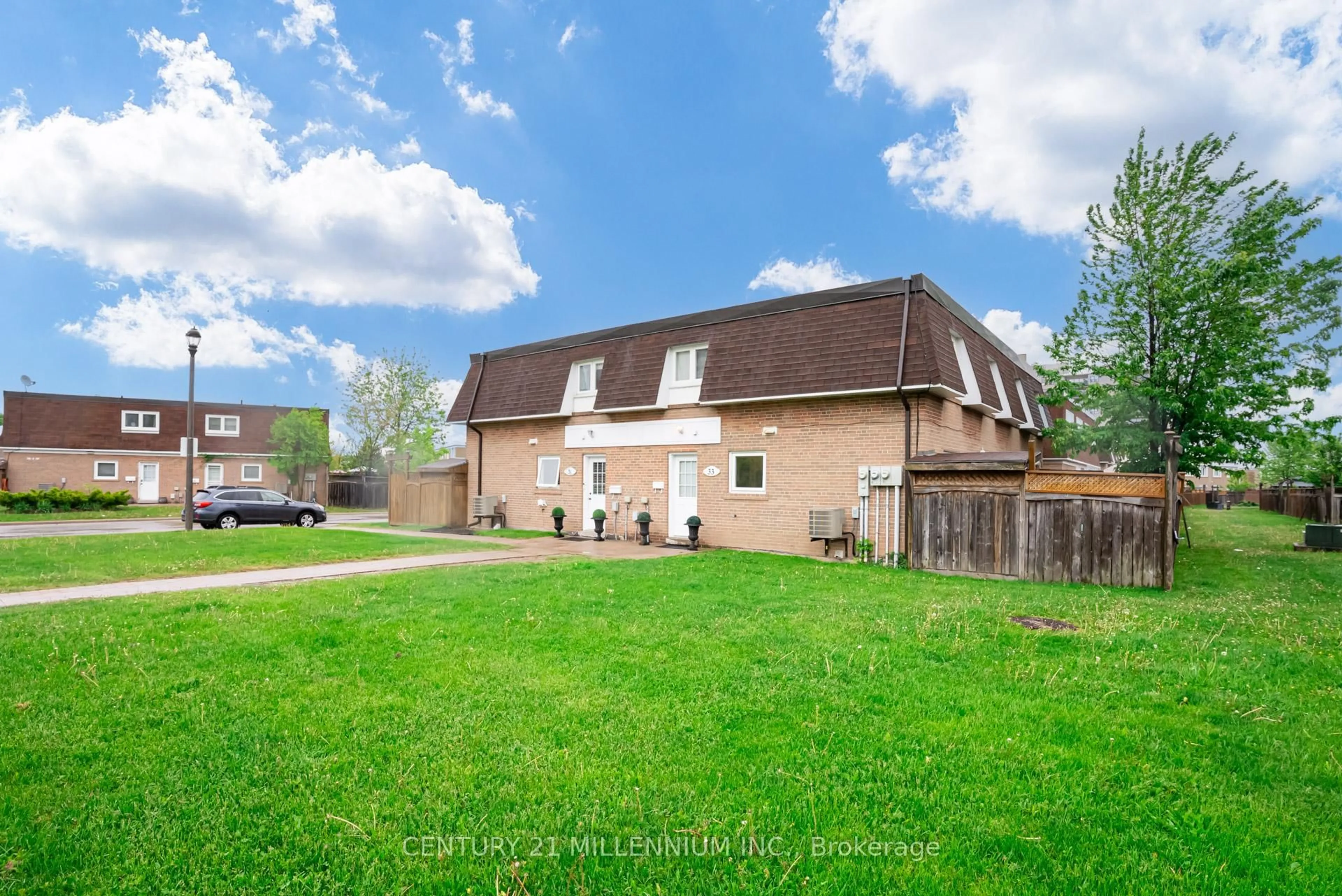A pic from outside/outdoor area/front of a property/back of a property/a pic from drone, unknown for 33 Town House Cres, Brampton Ontario L6W 3C3