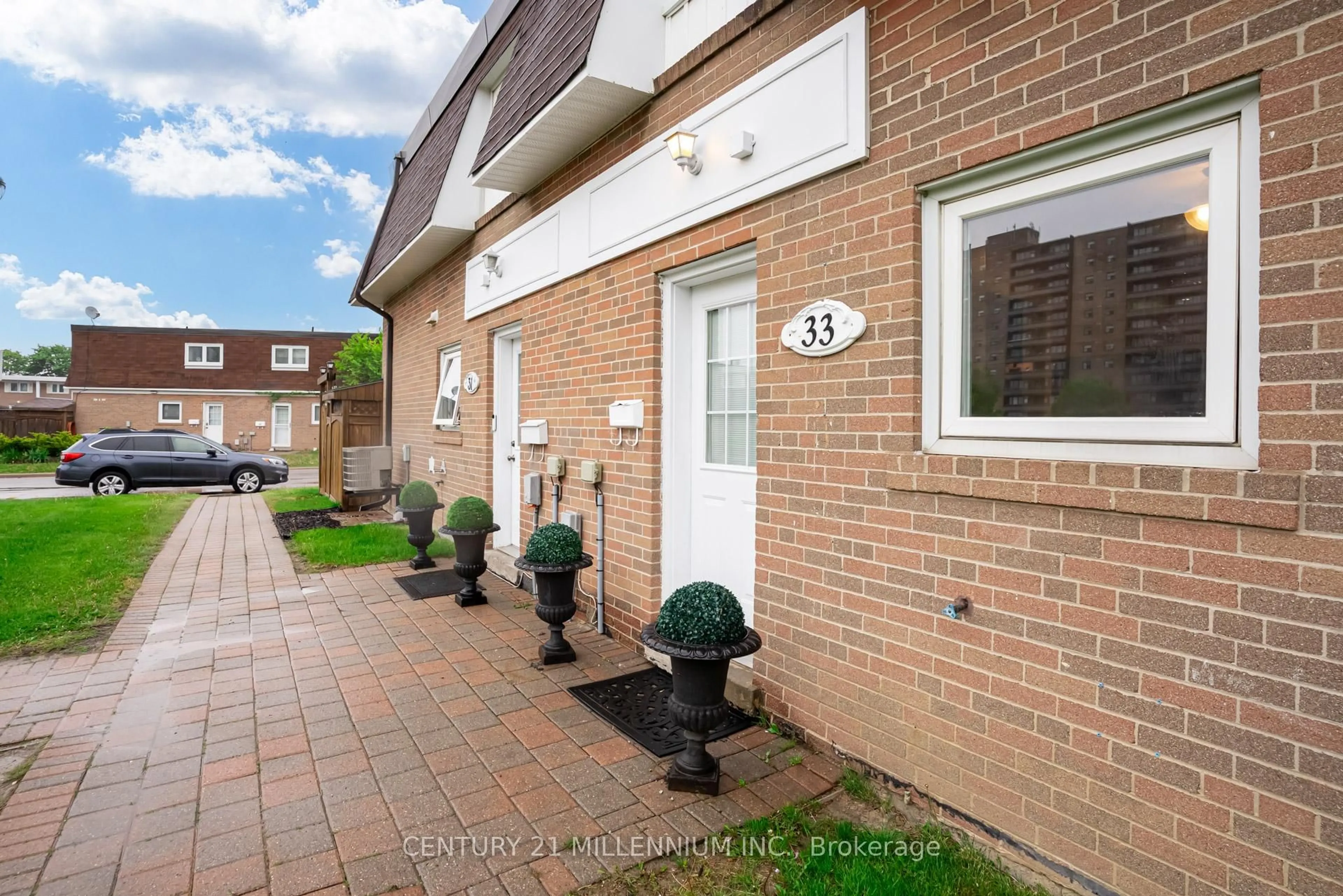Patio, street for 33 Town House Cres, Brampton Ontario L6W 3C3