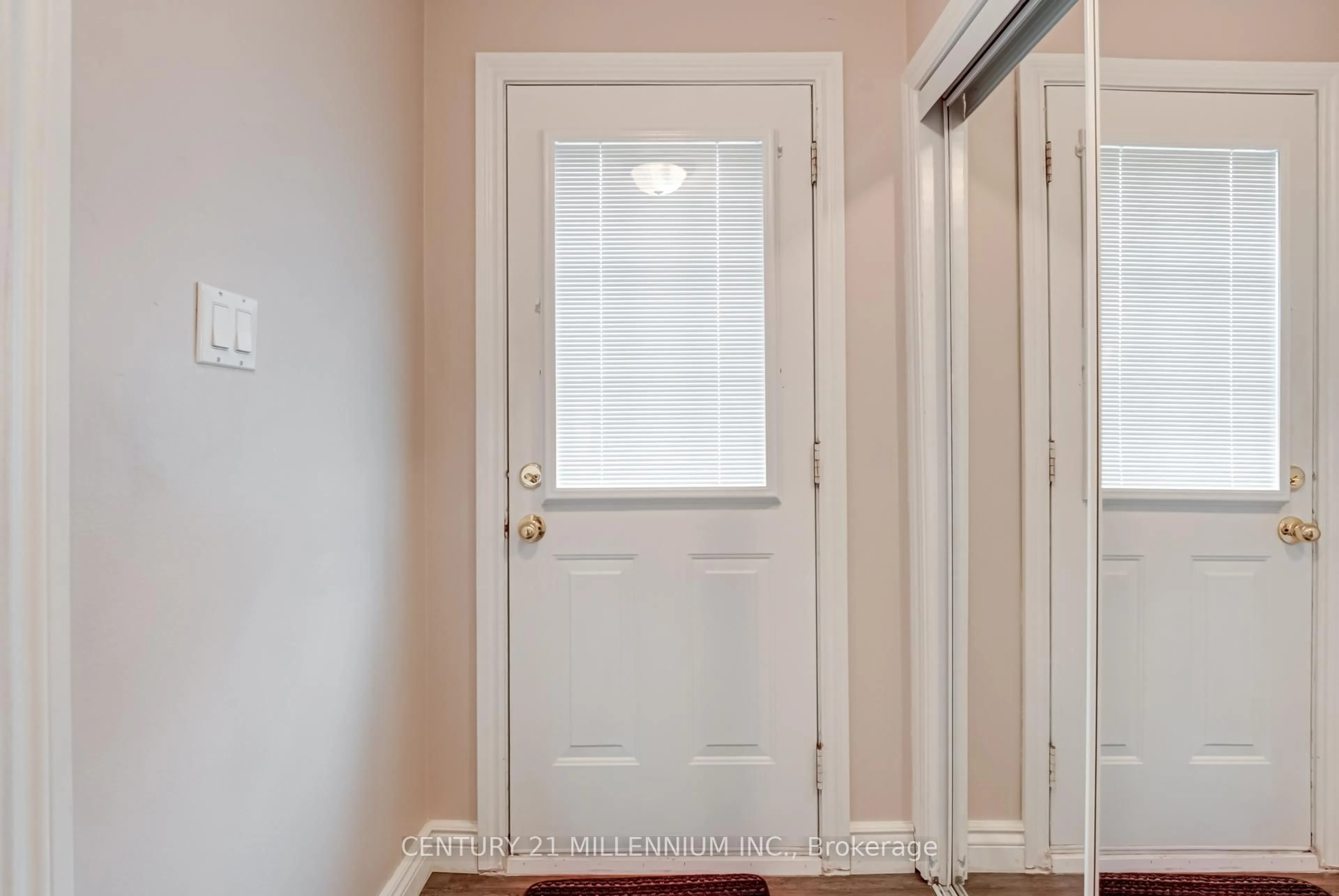 Indoor entryway for 33 Town House Cres, Brampton Ontario L6W 3C3