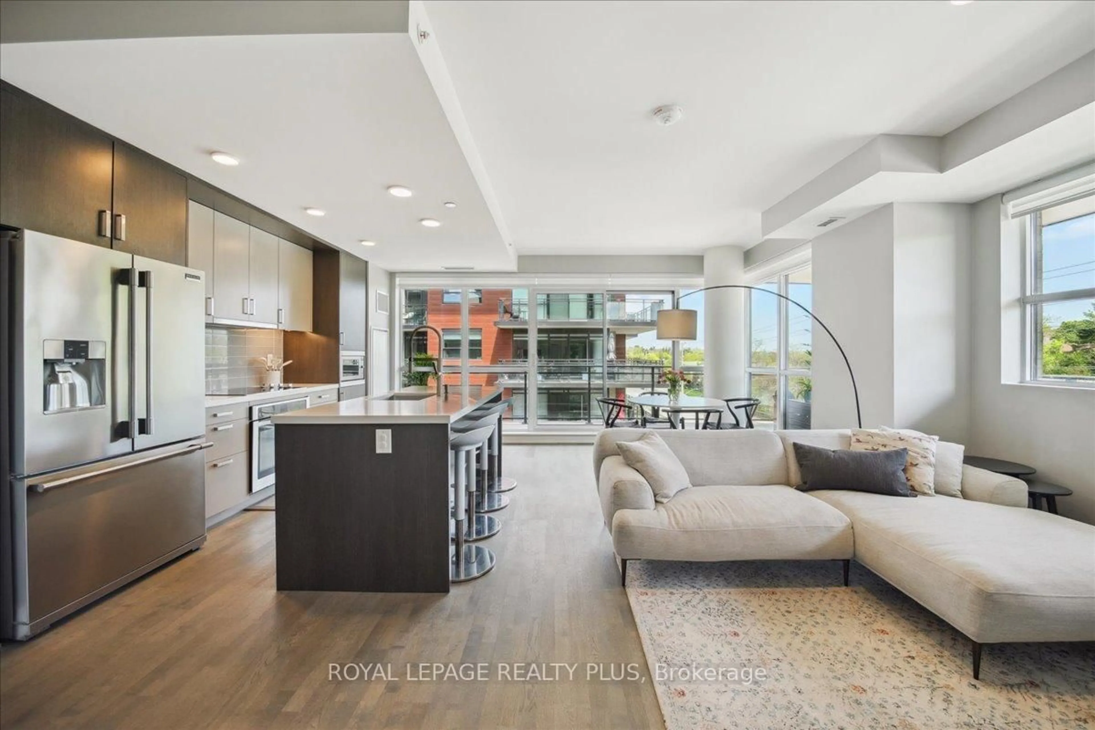 Open concept kitchen, ceramic/tile floor for 1575 Lakeshore Rd #348, Mississauga Ontario L5J 0B1