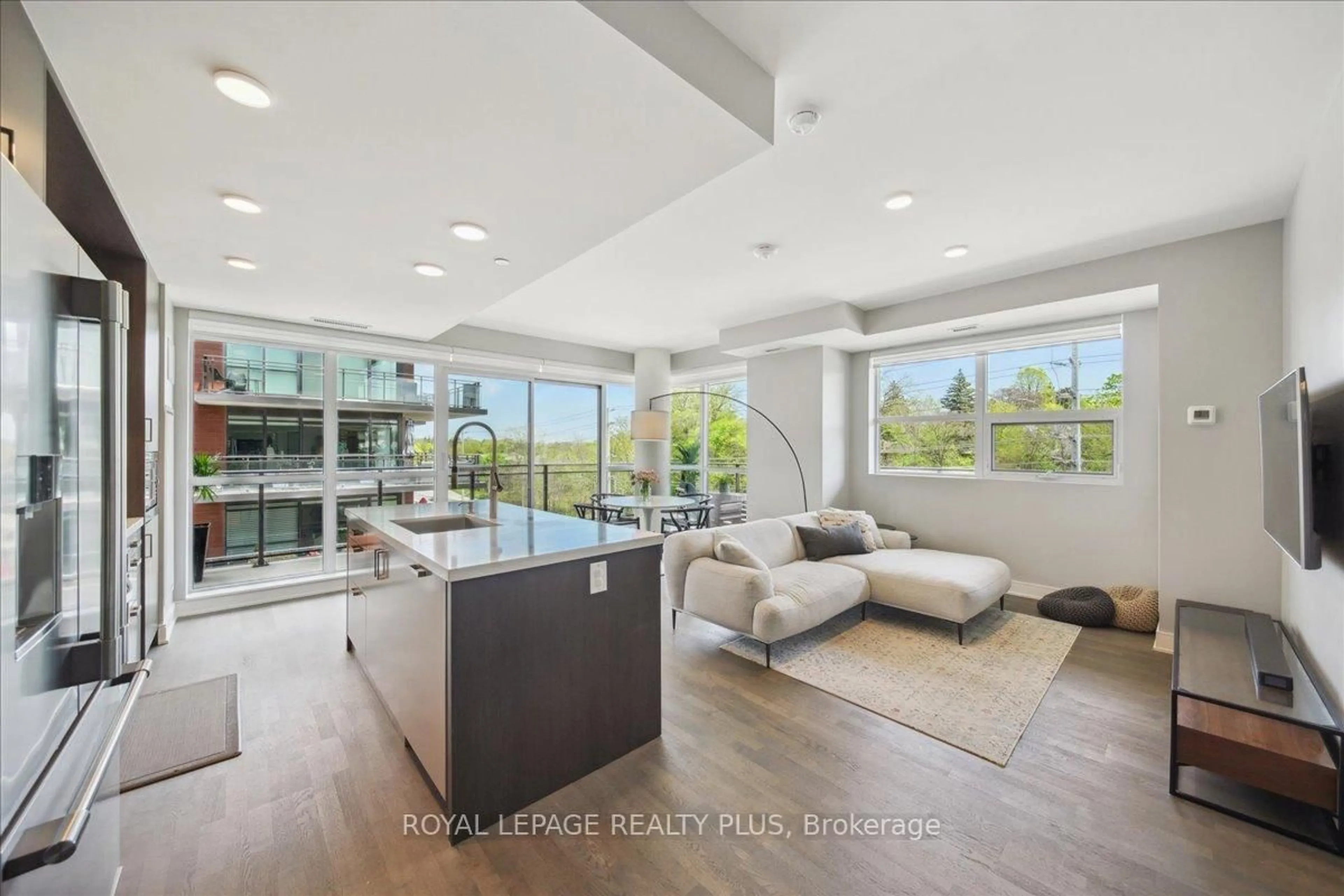 Open concept kitchen, ceramic/tile floor for 1575 Lakeshore Rd #348, Mississauga Ontario L5J 0B1