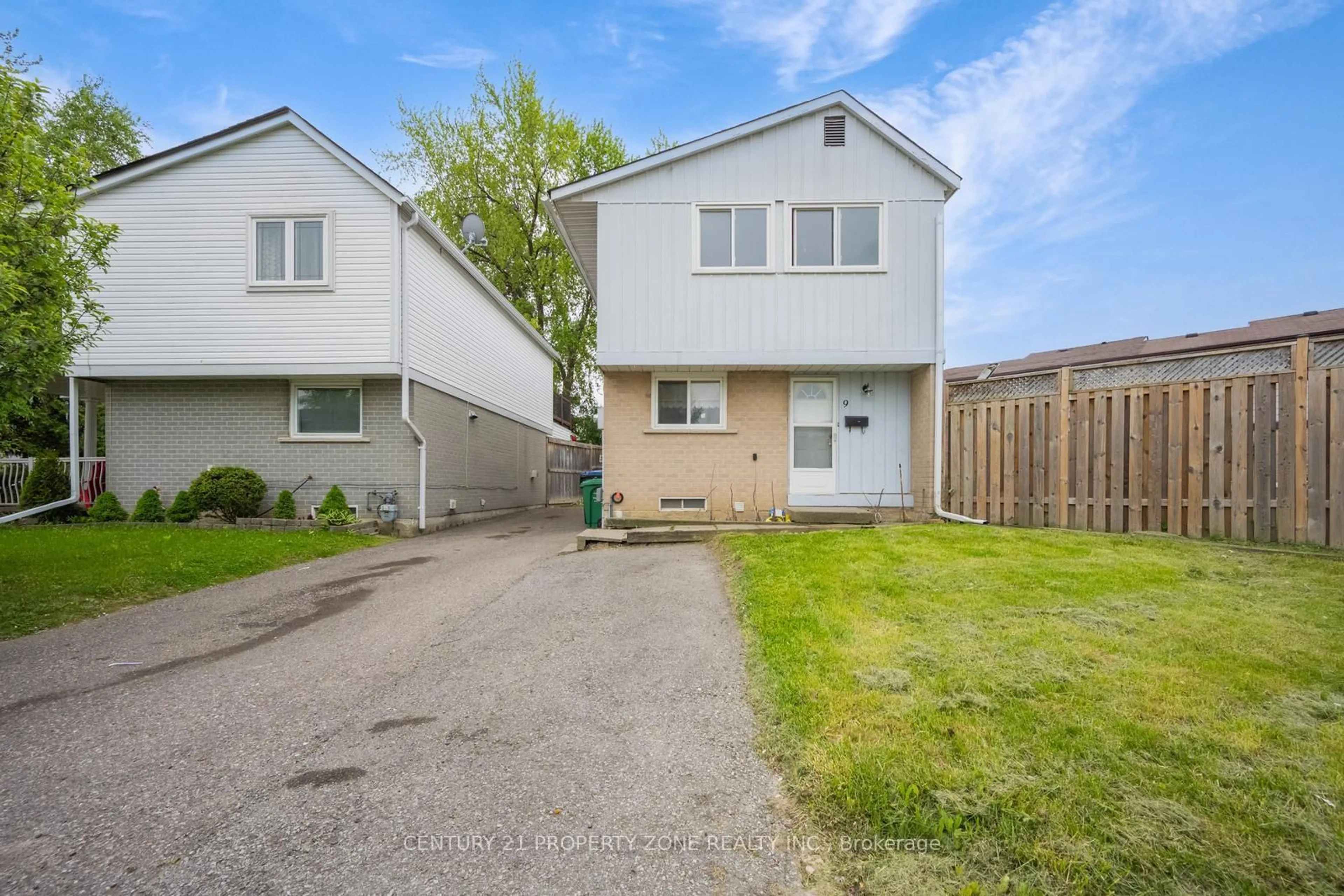 A pic from outside/outdoor area/front of a property/back of a property/a pic from drone, street for 9 Havenbrook Crt, Brampton Ontario L6S 2B4