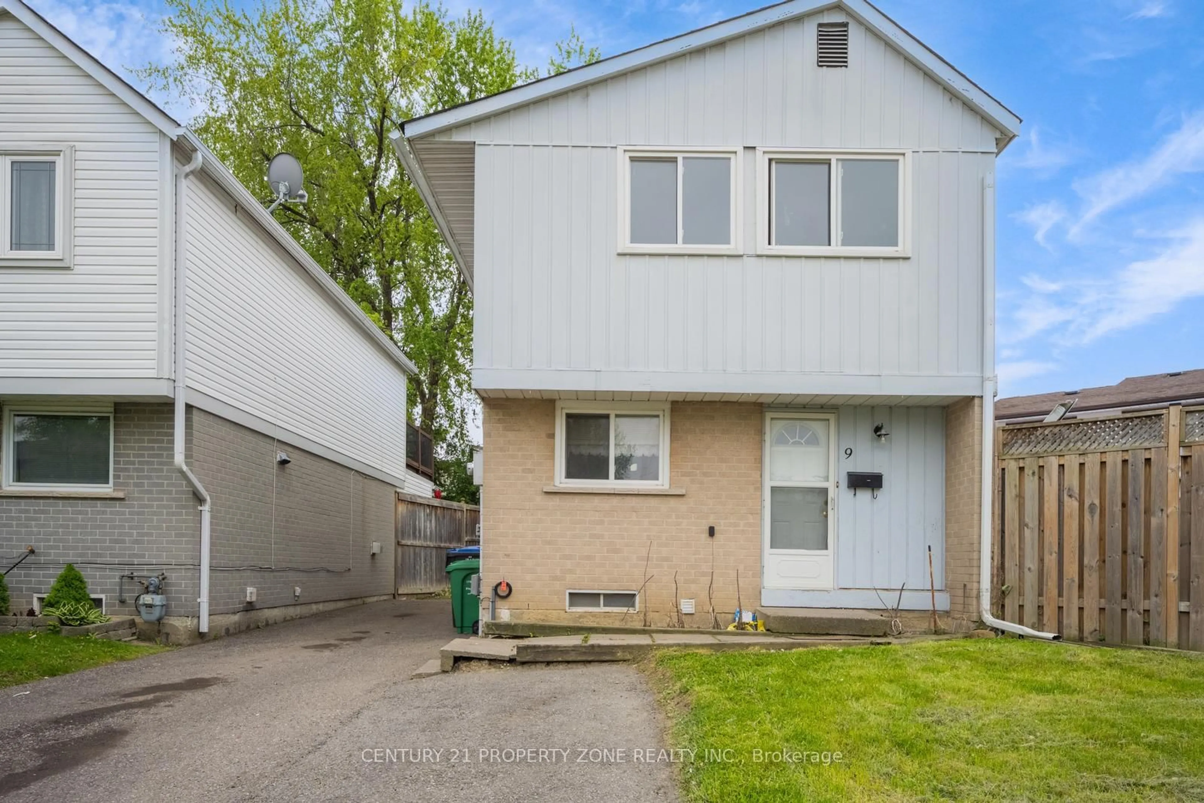 Home with vinyl exterior material, street for 9 Havenbrook Crt, Brampton Ontario L6S 2B4