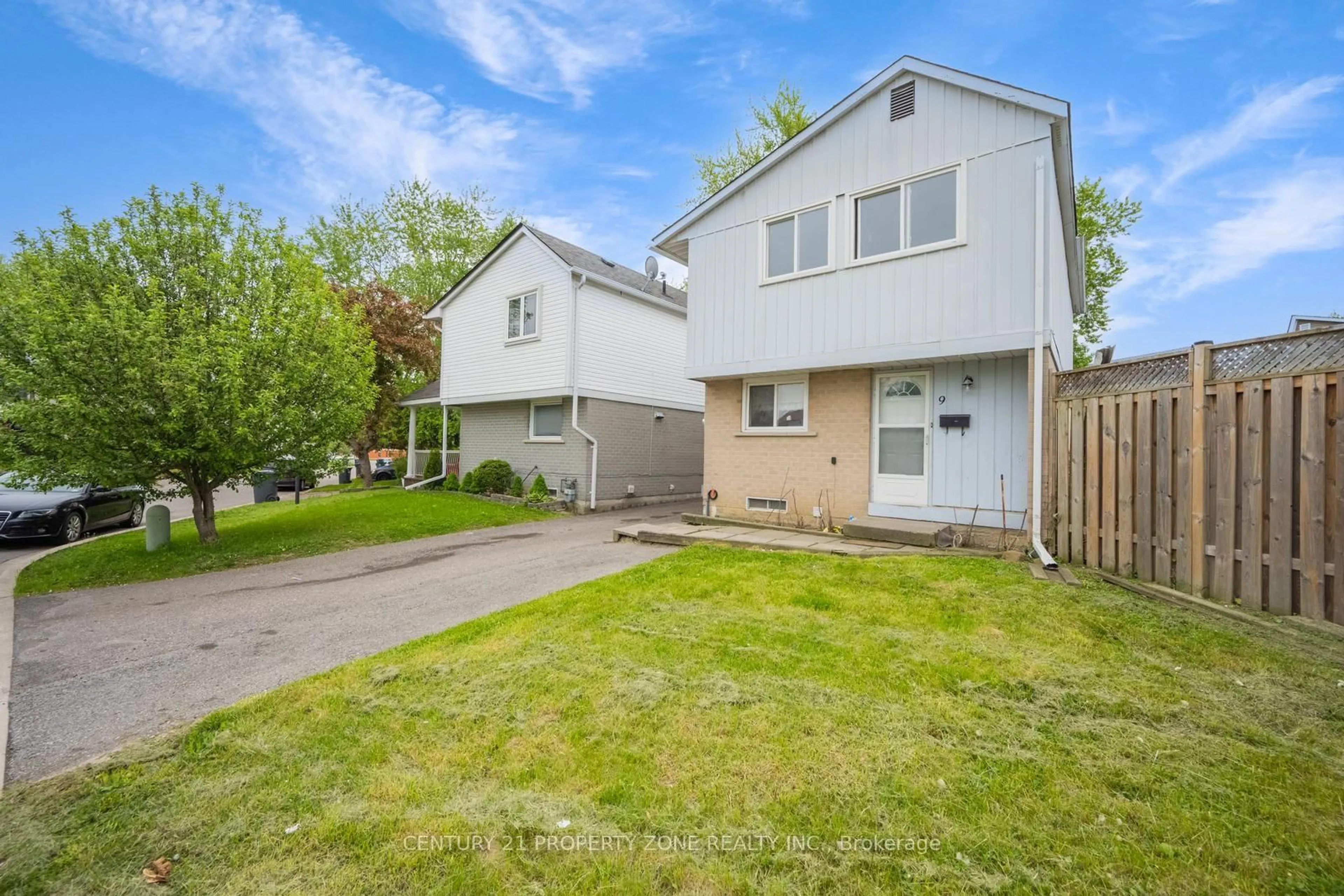 A pic from outside/outdoor area/front of a property/back of a property/a pic from drone, street for 9 Havenbrook Crt, Brampton Ontario L6S 2B4