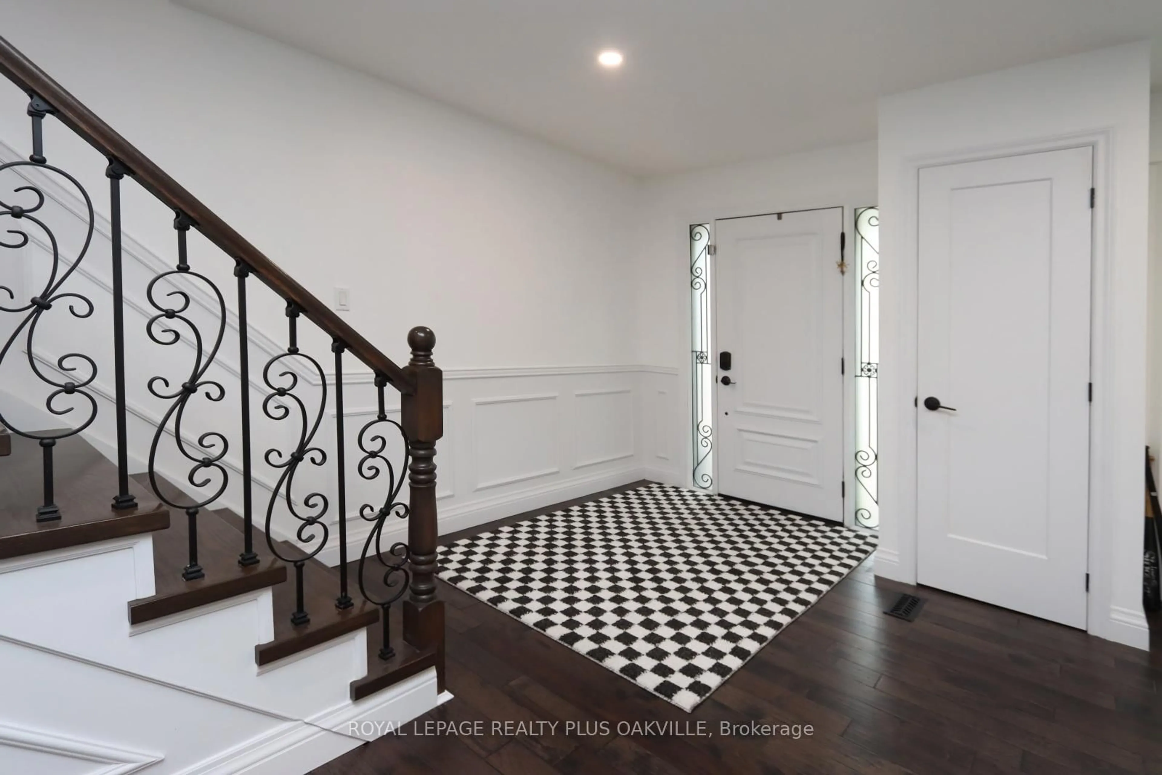 Indoor entryway for 1437 Thistledown Rd, Oakville Ontario L6M 1Z1