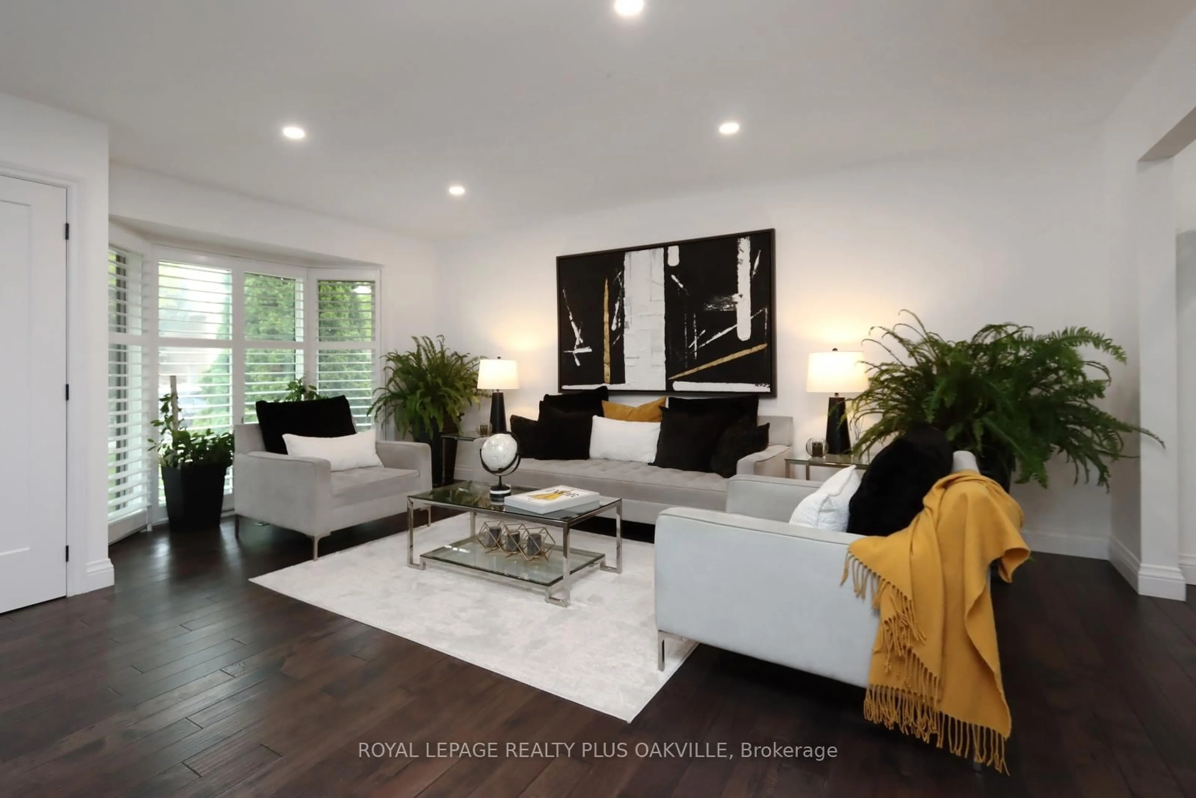 Living room with furniture, unknown for 1437 Thistledown Rd, Oakville Ontario L6M 1Z1
