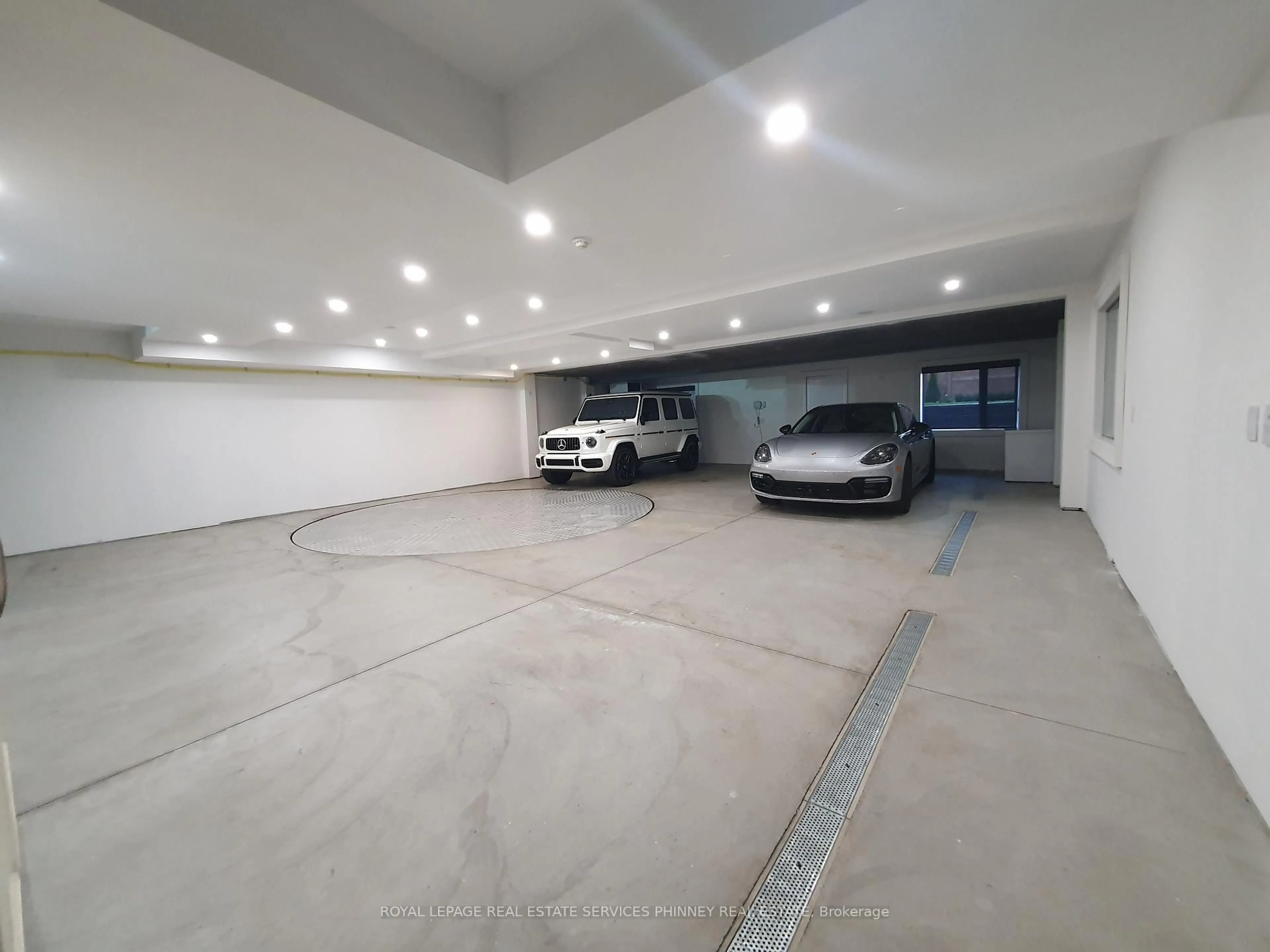 Indoor garage for 533 Carson Lane, Oakville Ontario L6J 6M3