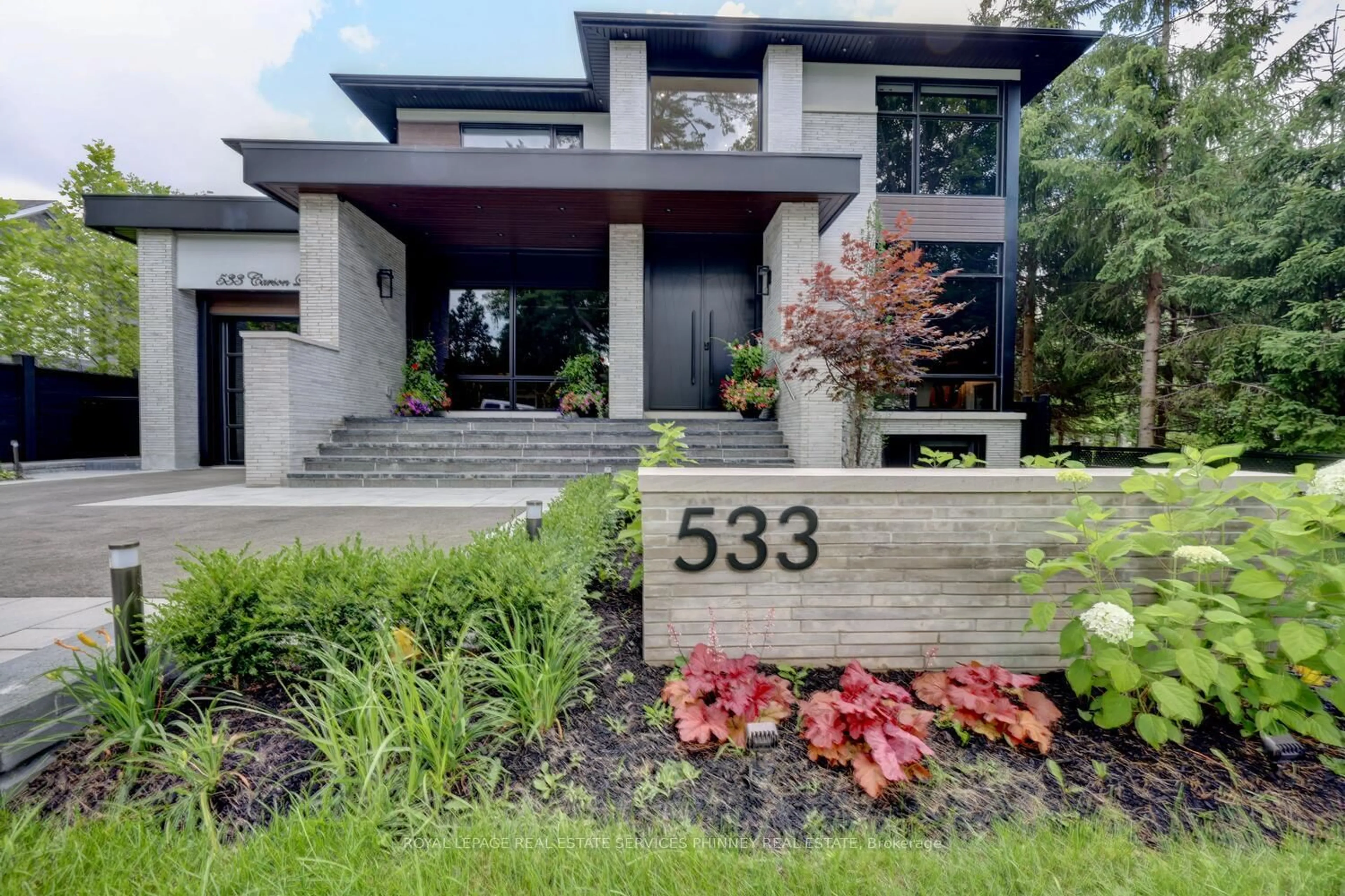 Home with brick exterior material, street for 533 Carson Lane, Oakville Ontario L6J 6M3