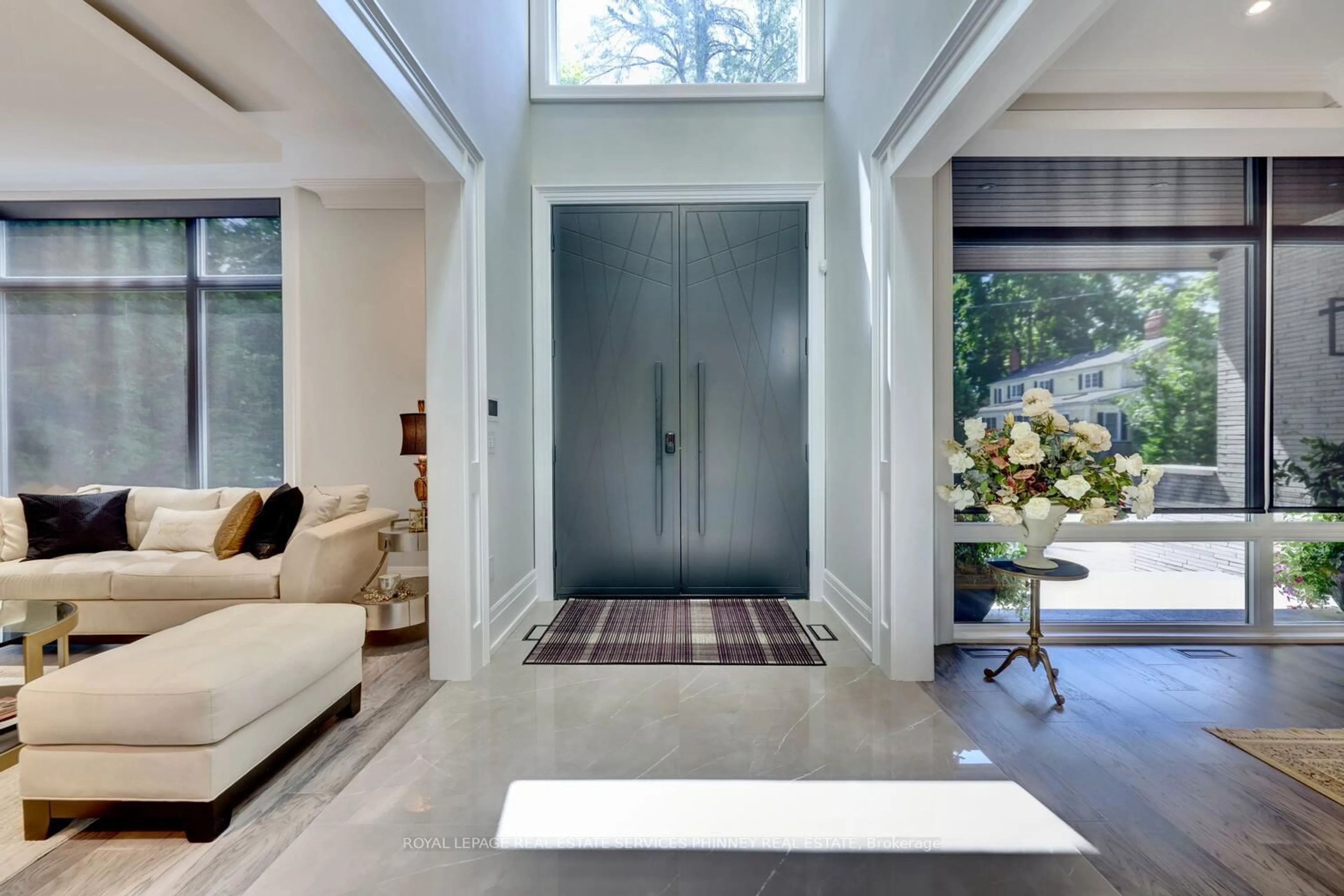 Indoor entryway for 533 Carson Lane, Oakville Ontario L6J 6M3