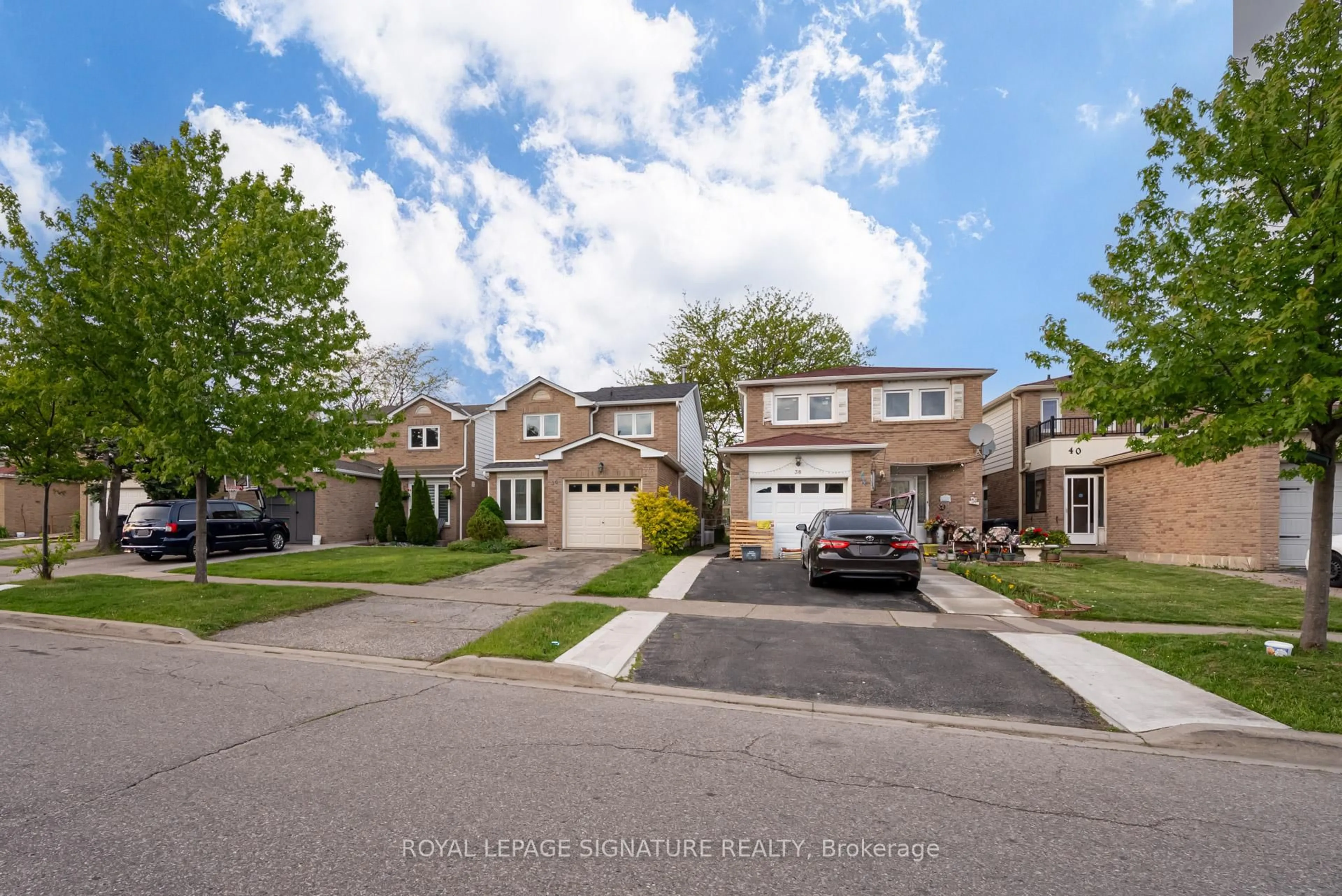 A pic from outside/outdoor area/front of a property/back of a property/a pic from drone, street for 36 Denlow Dr, Brampton Ontario L6Y 2L4
