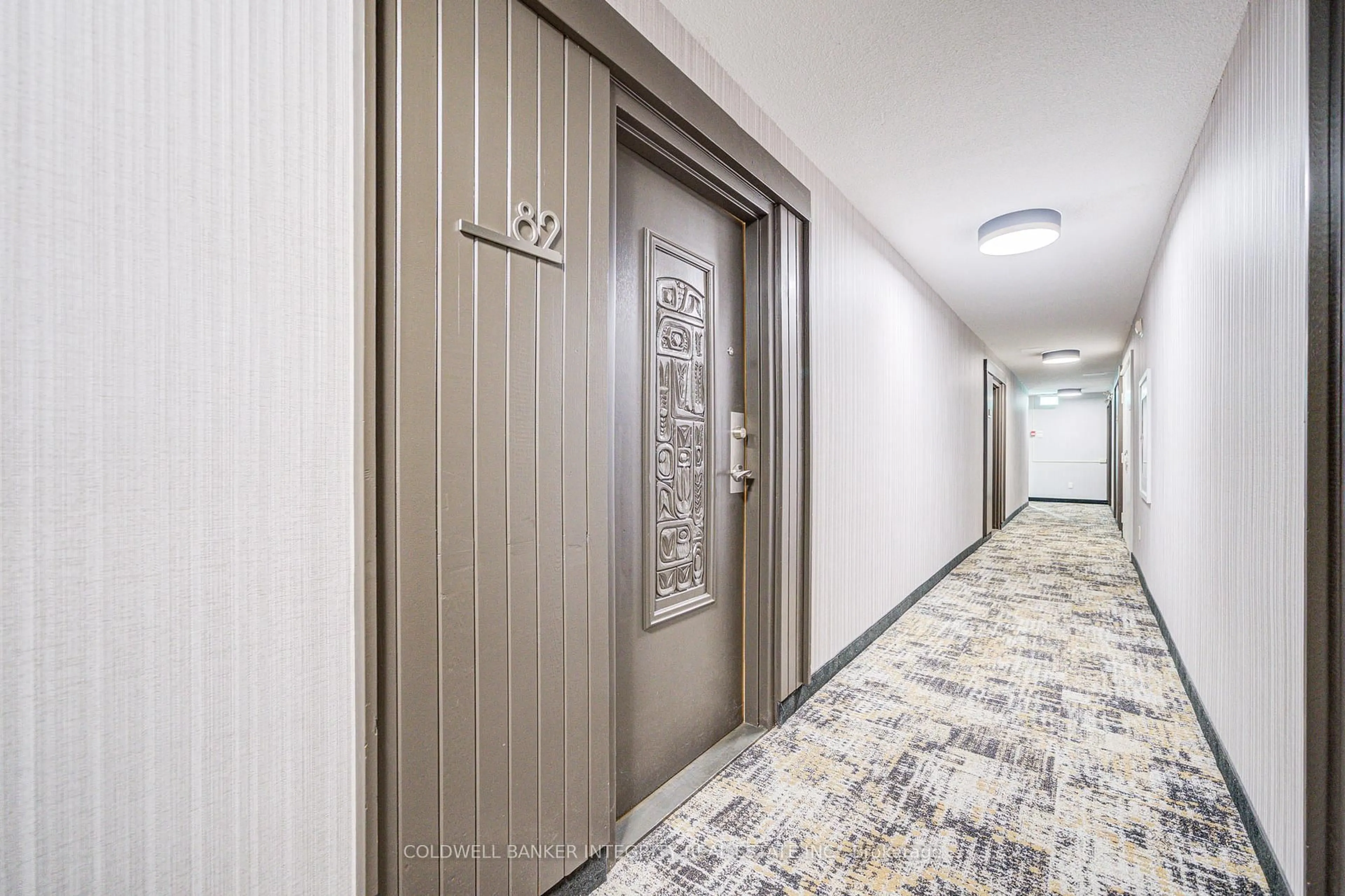 Indoor foyer for 1036 Falgarwood Dr #Suite 82, Oakville Ontario L6H 2P3