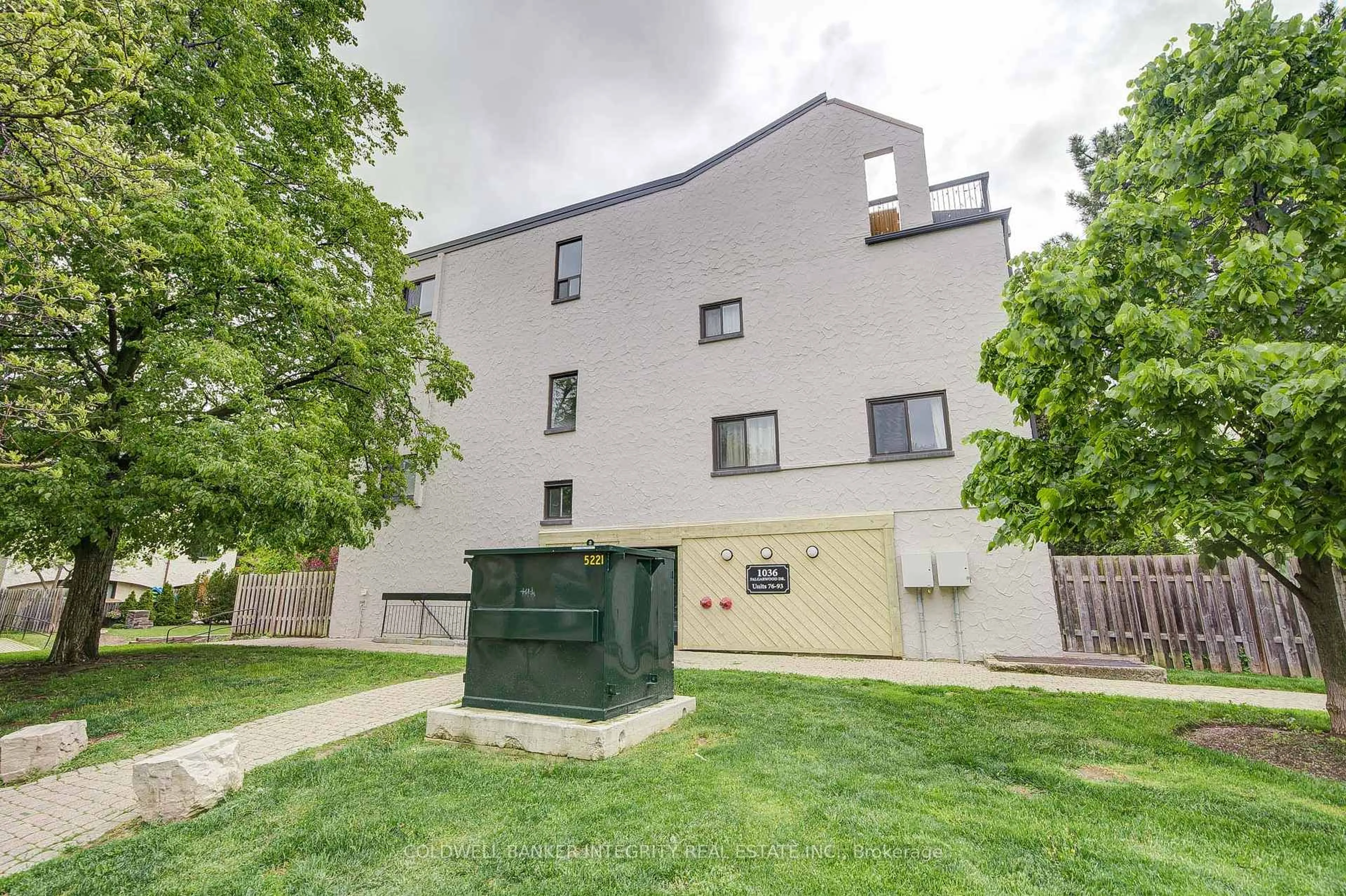 Patio, unknown for 1036 Falgarwood Dr #Suite 82, Oakville Ontario L6H 2P3