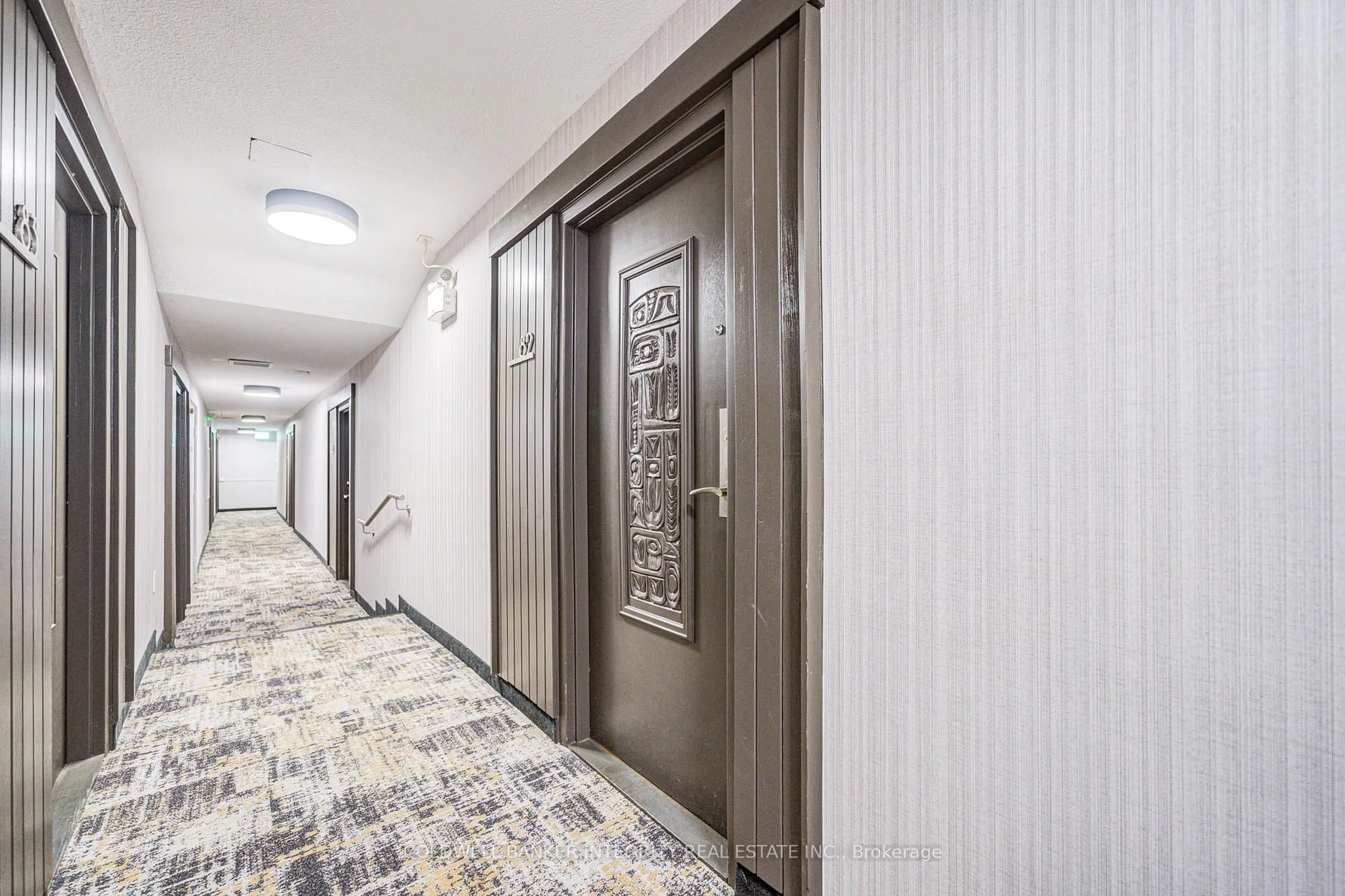 Indoor foyer for 1036 Falgarwood Dr #Suite 82, Oakville Ontario L6H 2P3