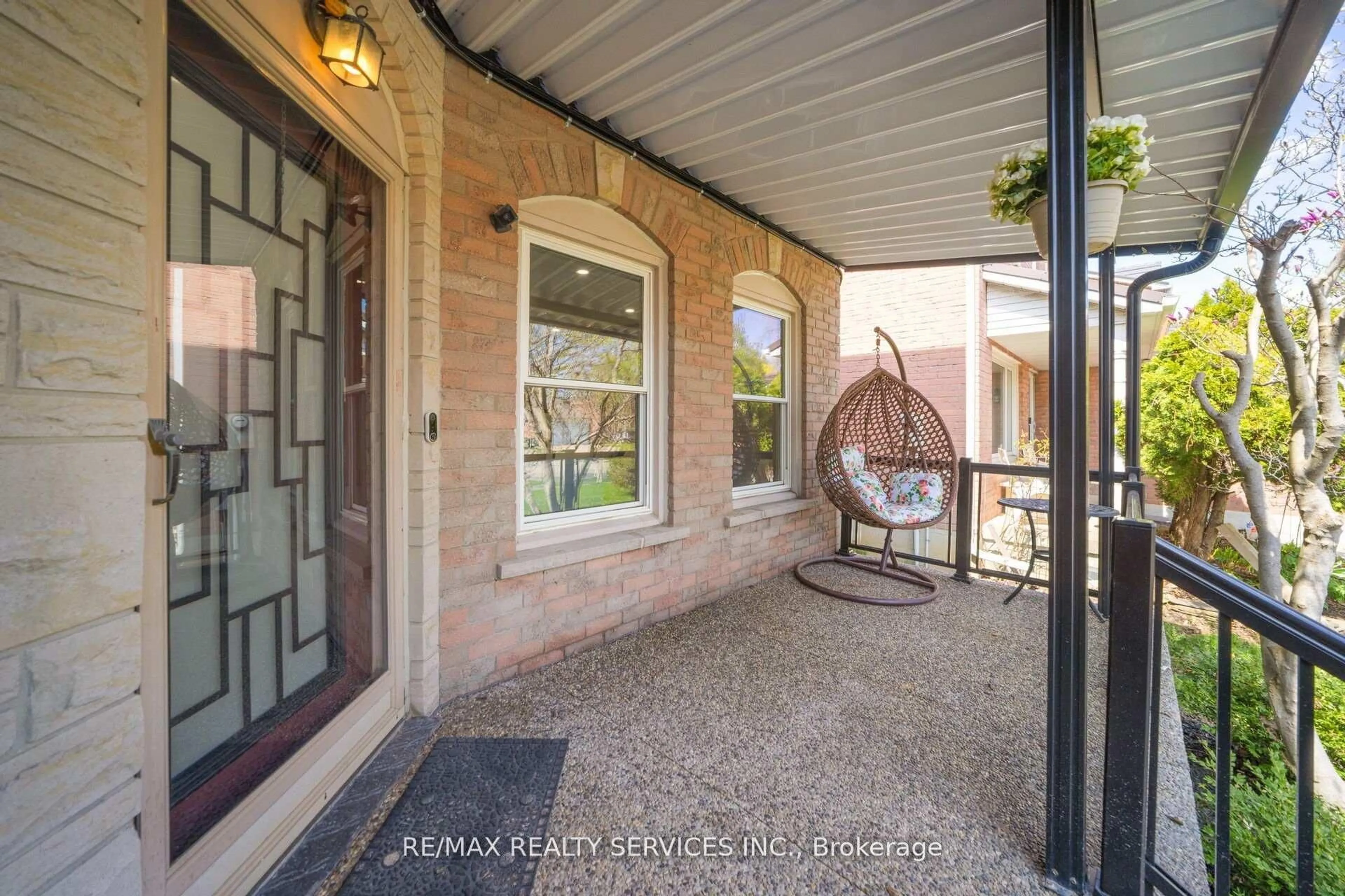 Indoor entryway for 24 Neville Cres, Brampton Ontario L6S 5L1