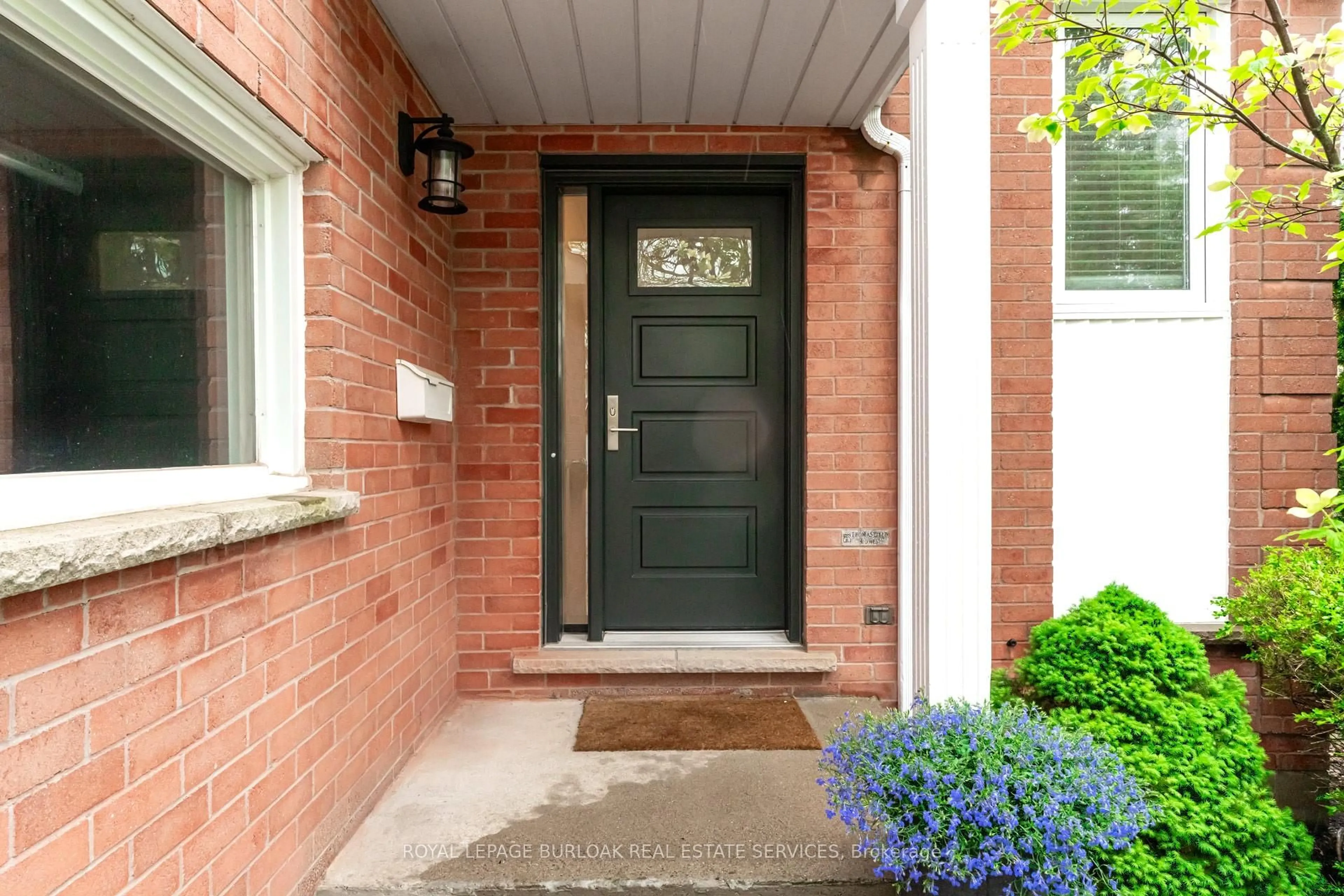Indoor entryway for 2134 Donald Rd, Burlington Ontario L7M 3R4