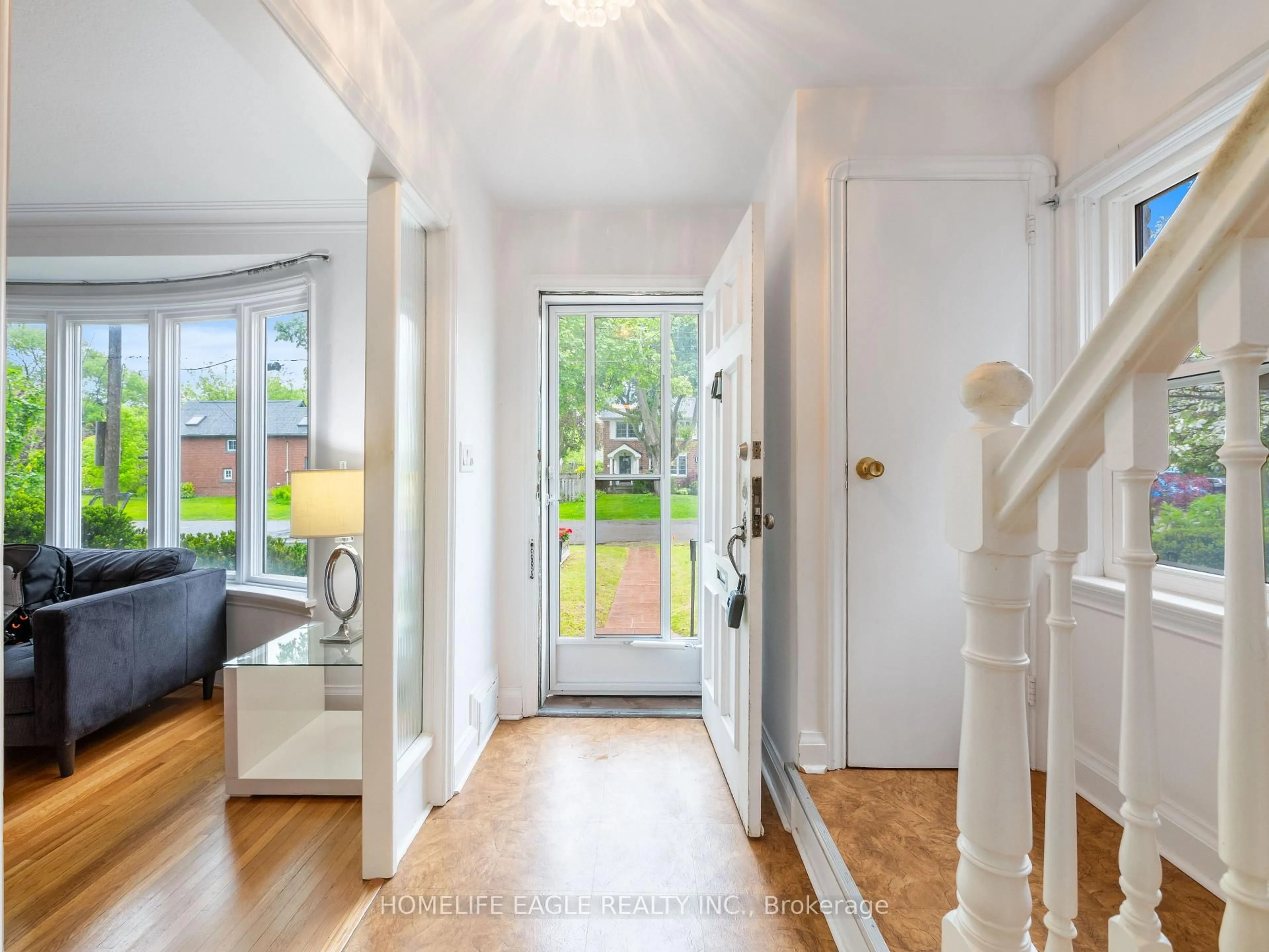 Indoor entryway for 6 Ashton Manr, Toronto Ontario M8Y 2N5