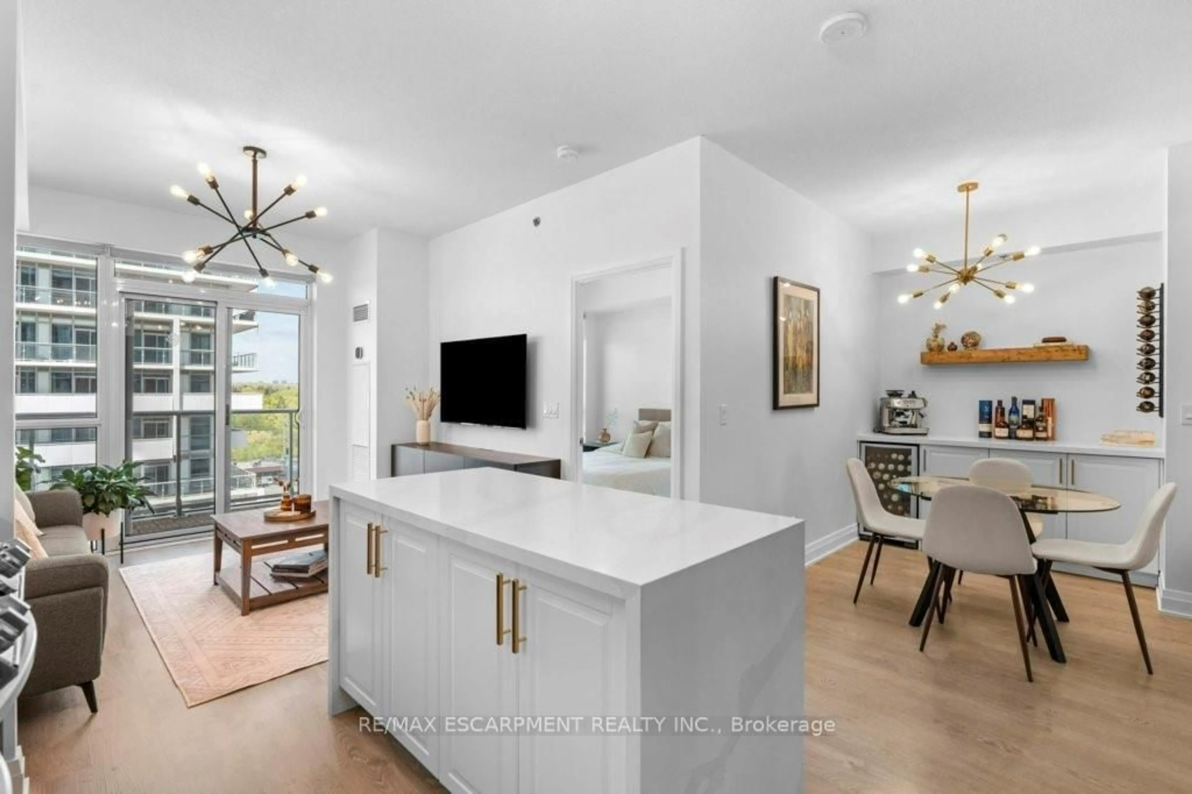 Open concept kitchen, ceramic/tile floor for 55 Speers Rd #901, Oakville Ontario L6K 0H9