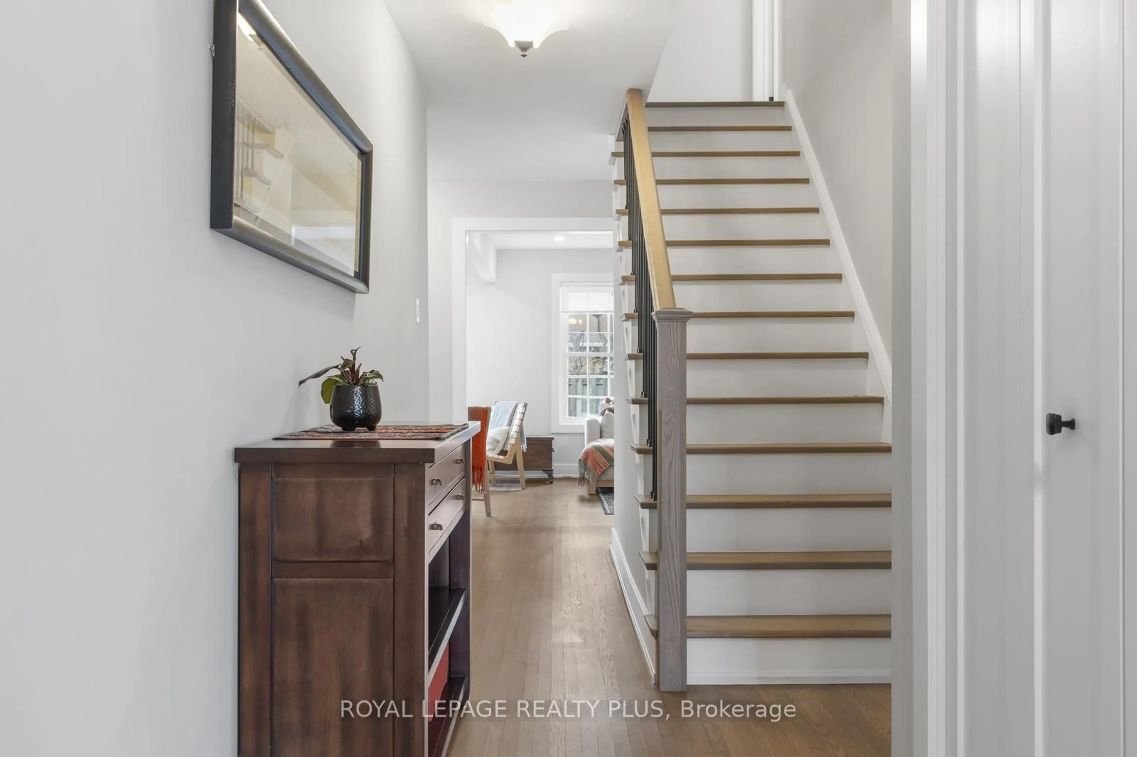 Indoor entryway for 4079 Treetop Cres, Mississauga Ontario L5L 2L6