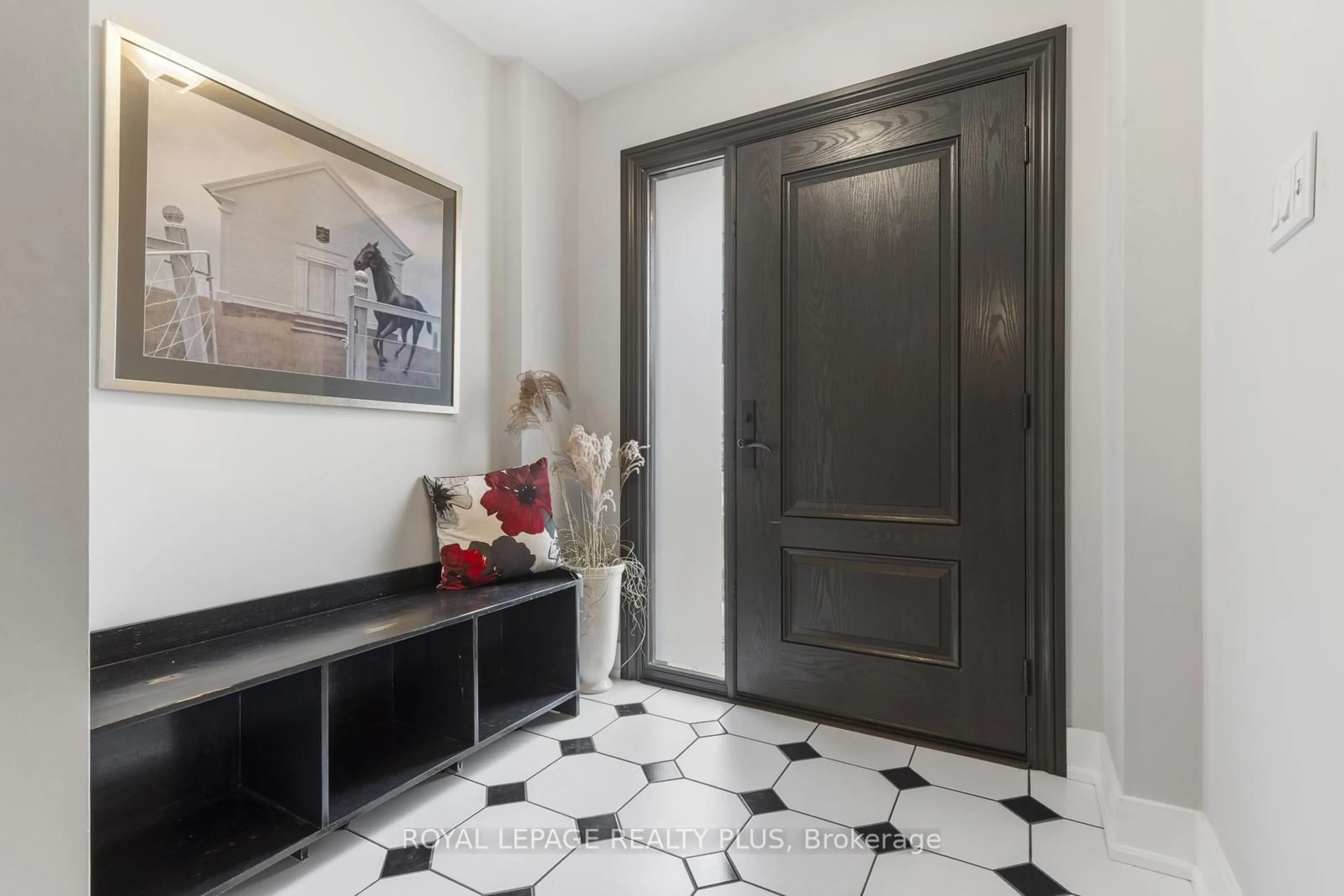 Indoor entryway for 4079 Treetop Cres, Mississauga Ontario L5L 2L6