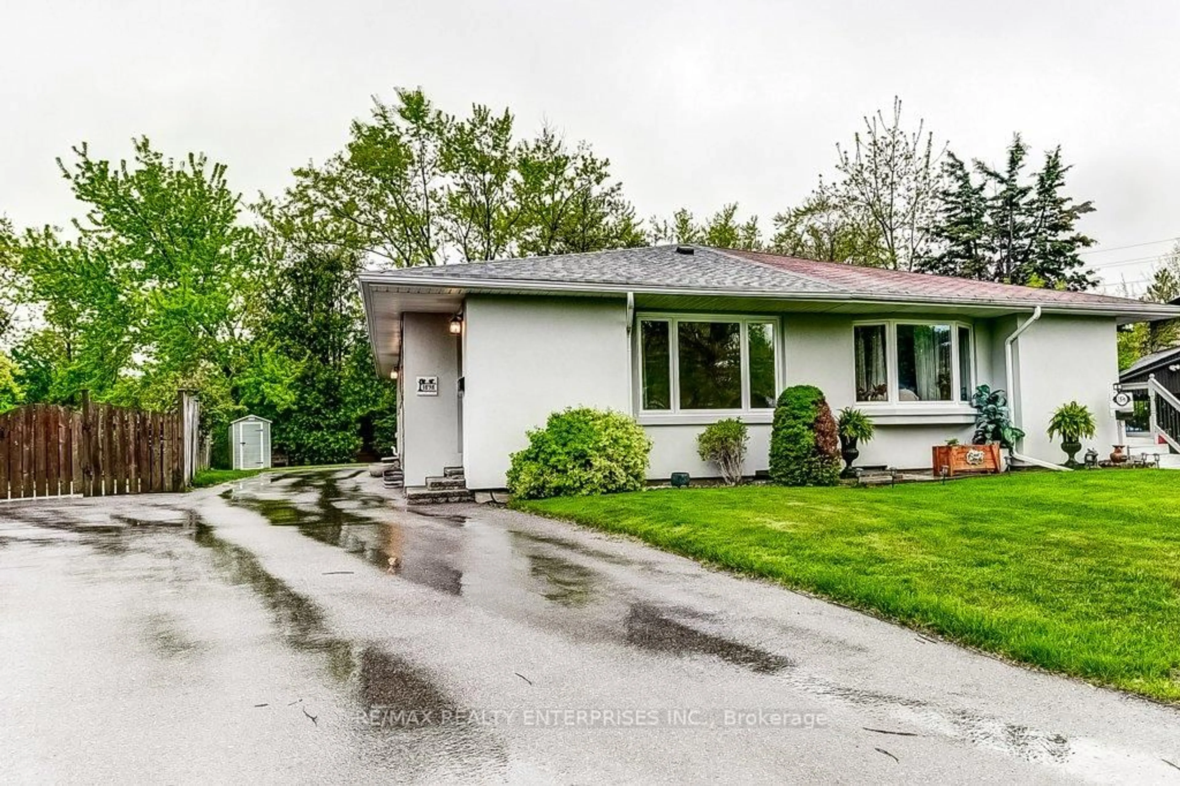 Home with vinyl exterior material, street for 1898 Reiss Crt, Mississauga Ontario L5J 3S3
