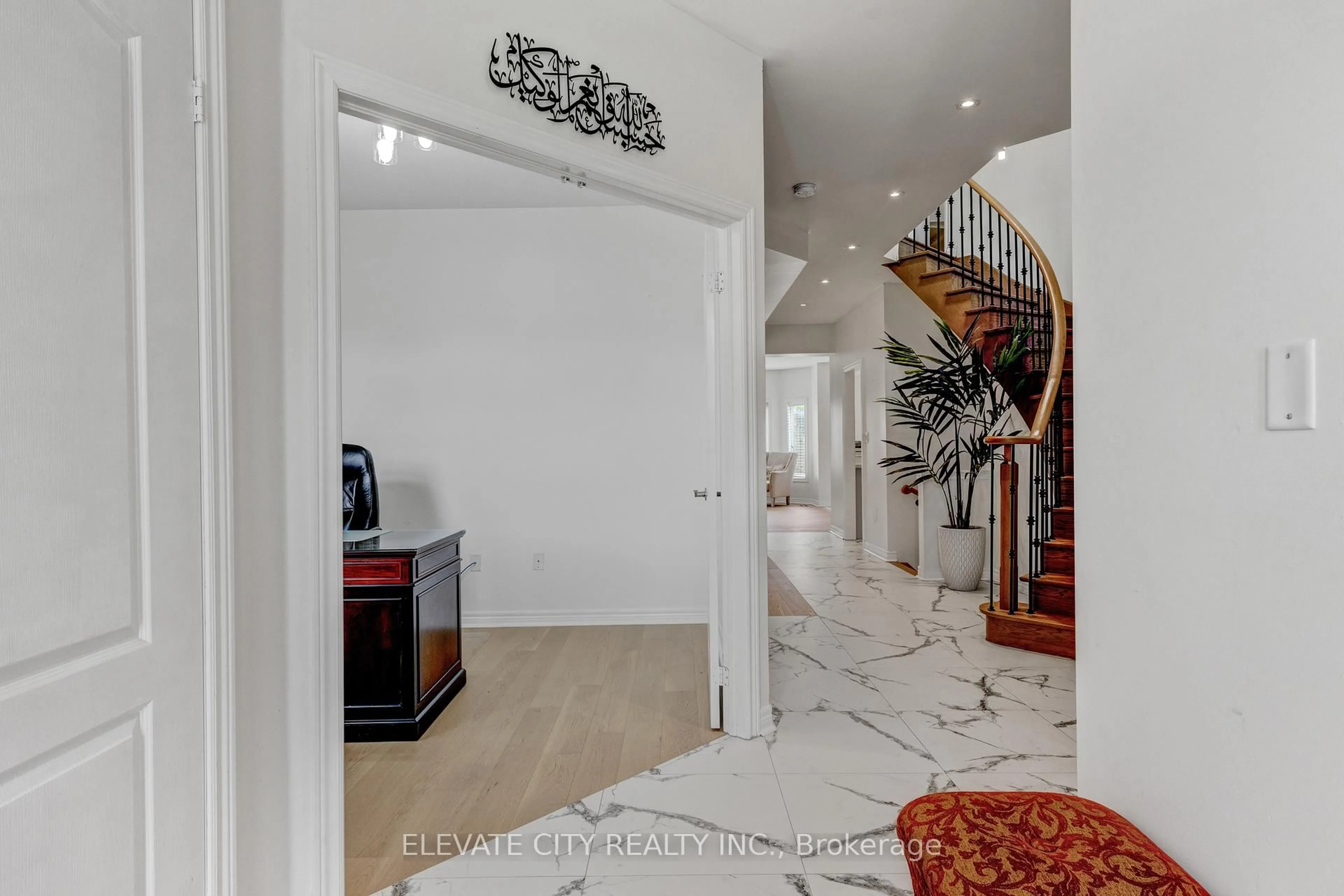 Indoor foyer for 3538 Aquinas Ave, Mississauga Ontario L5M 7L7
