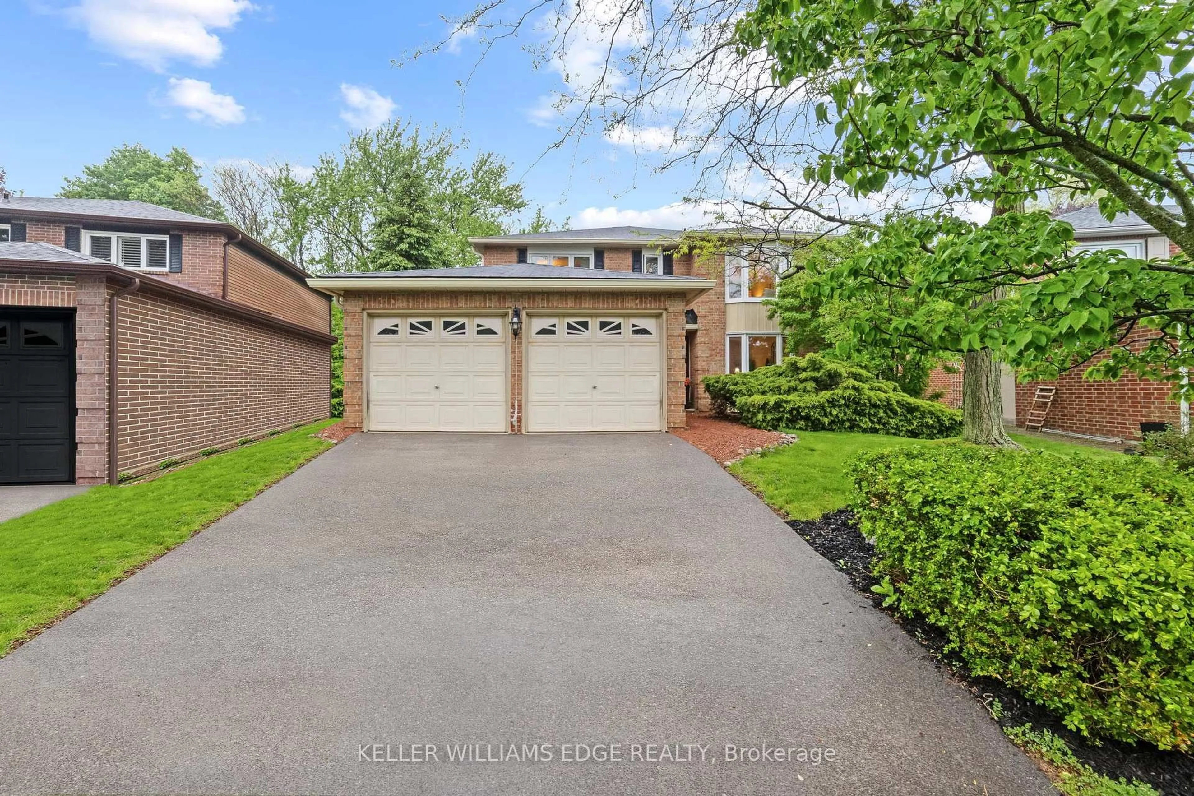 A pic from outside/outdoor area/front of a property/back of a property/a pic from drone, street for 2095 Fallingbrook Crt, Burlington Ontario L7M 2Y8