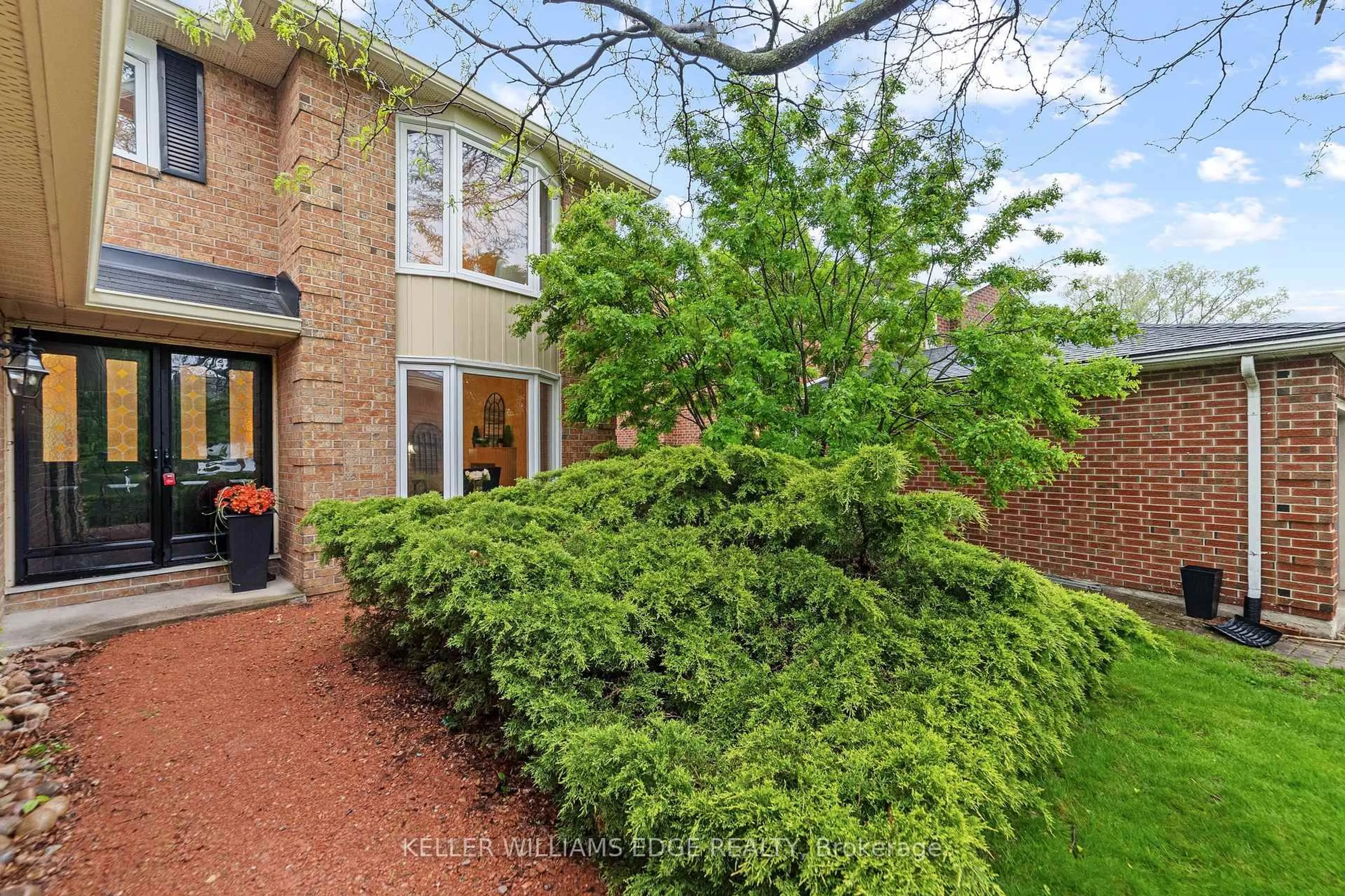 A pic from outside/outdoor area/front of a property/back of a property/a pic from drone, street for 2095 Fallingbrook Crt, Burlington Ontario L7M 2Y8