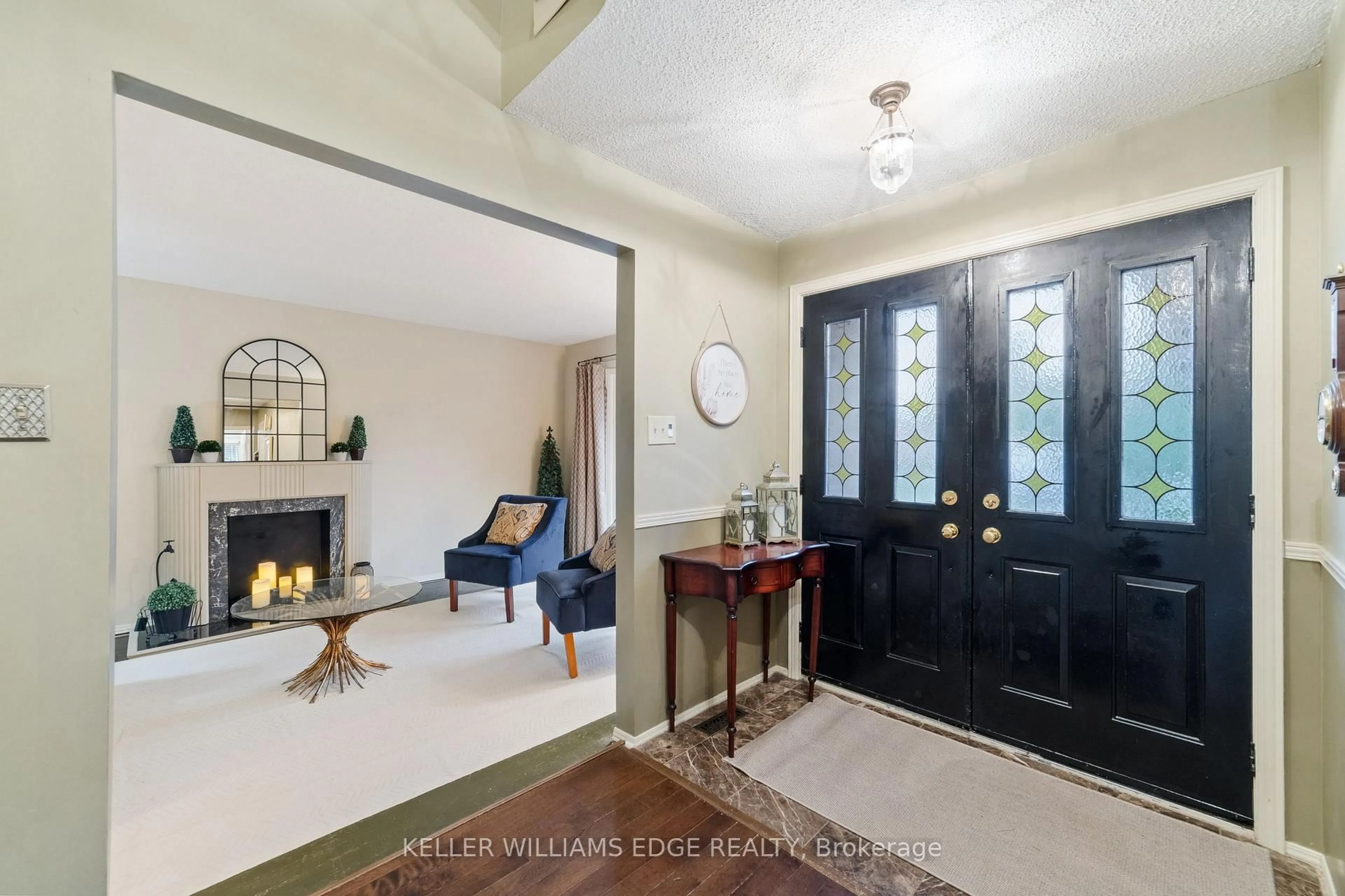 Indoor entryway for 2095 Fallingbrook Crt, Burlington Ontario L7M 2Y8