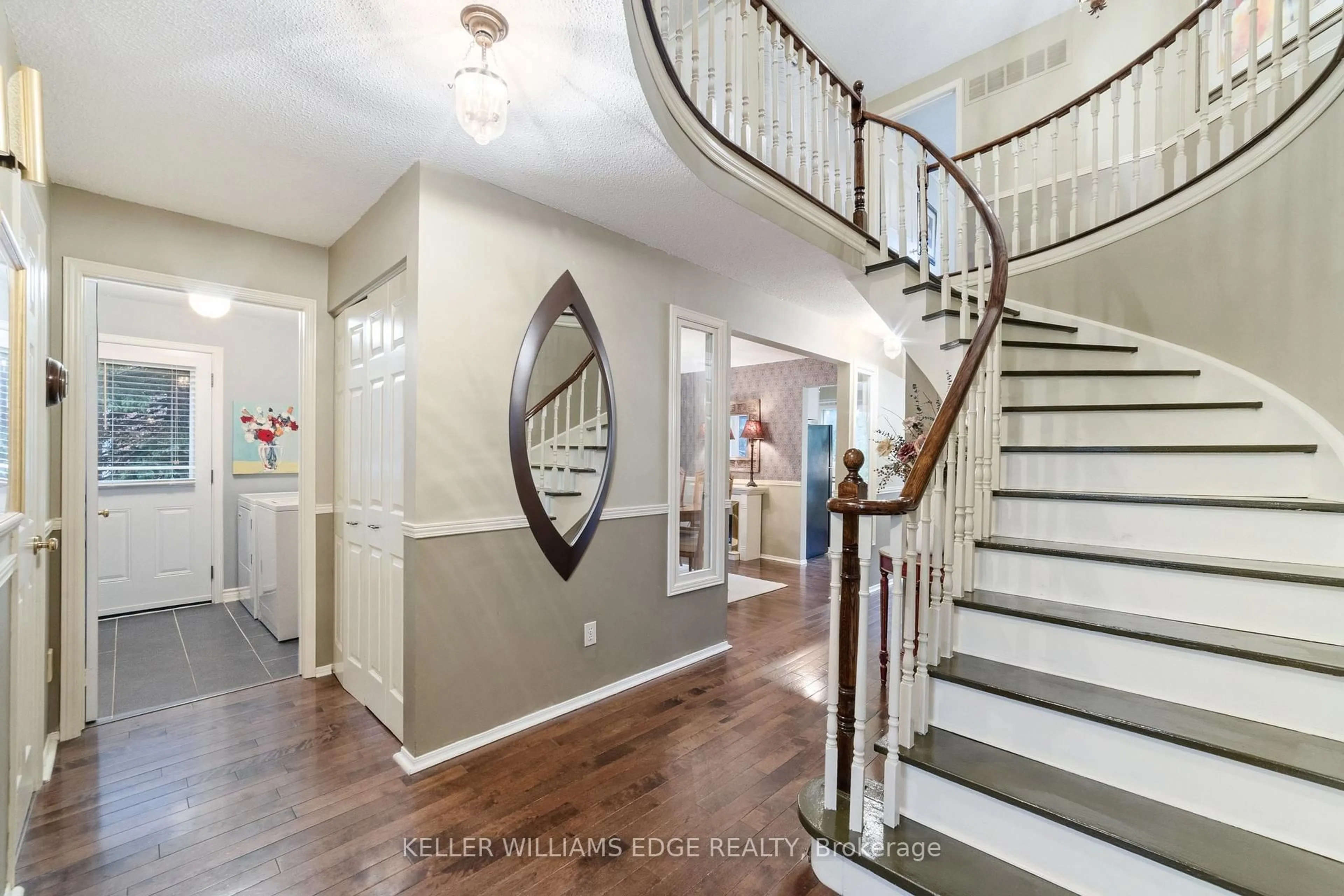 Indoor entryway for 2095 Fallingbrook Crt, Burlington Ontario L7M 2Y8