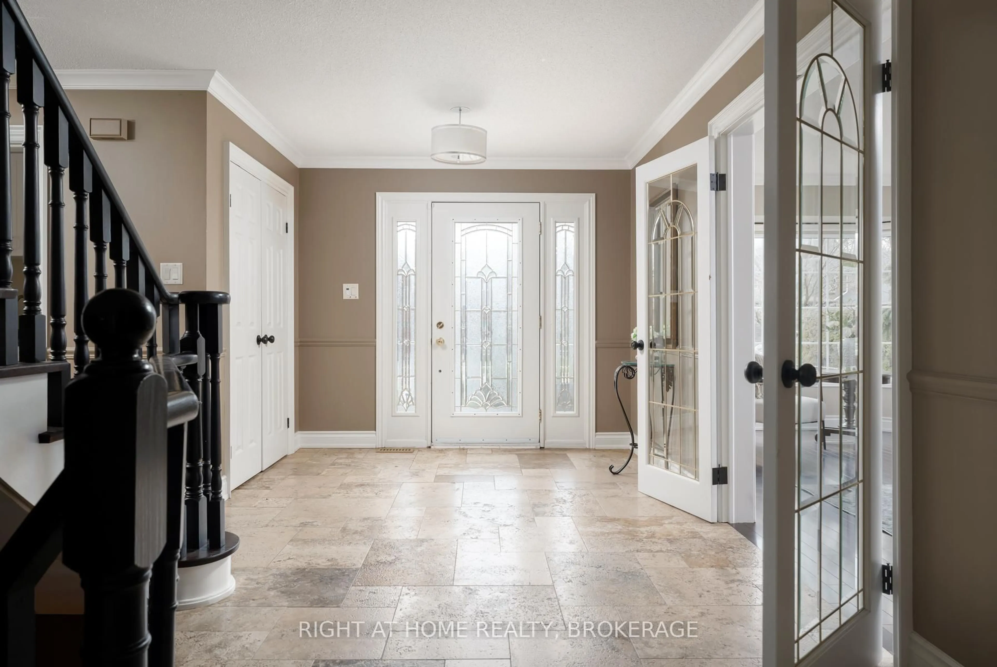 Indoor entryway for 1333 Birchcliff Dr, Oakville Ontario L6M 2A5