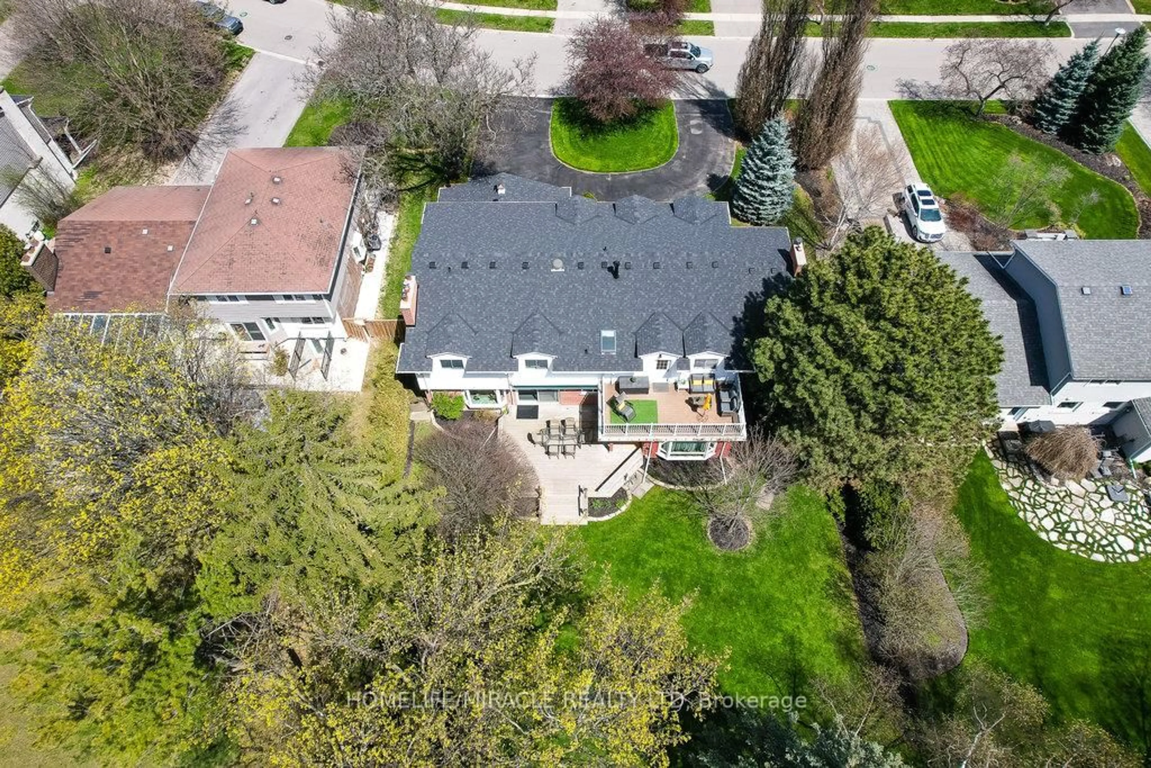 A pic from outside/outdoor area/front of a property/back of a property/a pic from drone, street for 17 Ridgehill Dr, Brampton Ontario L6Y 2C3