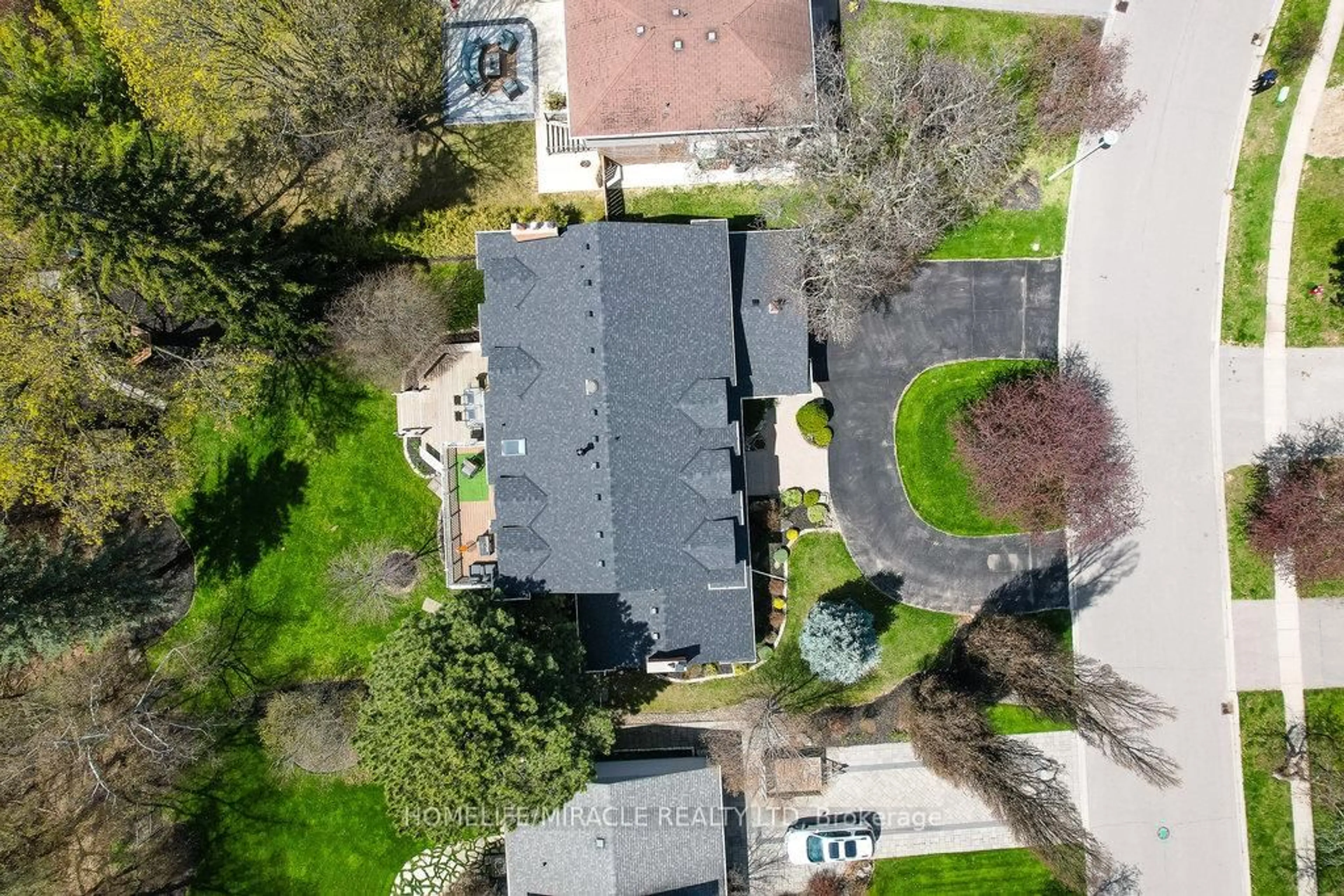 A pic from outside/outdoor area/front of a property/back of a property/a pic from drone, street for 17 Ridgehill Dr, Brampton Ontario L6Y 2C3