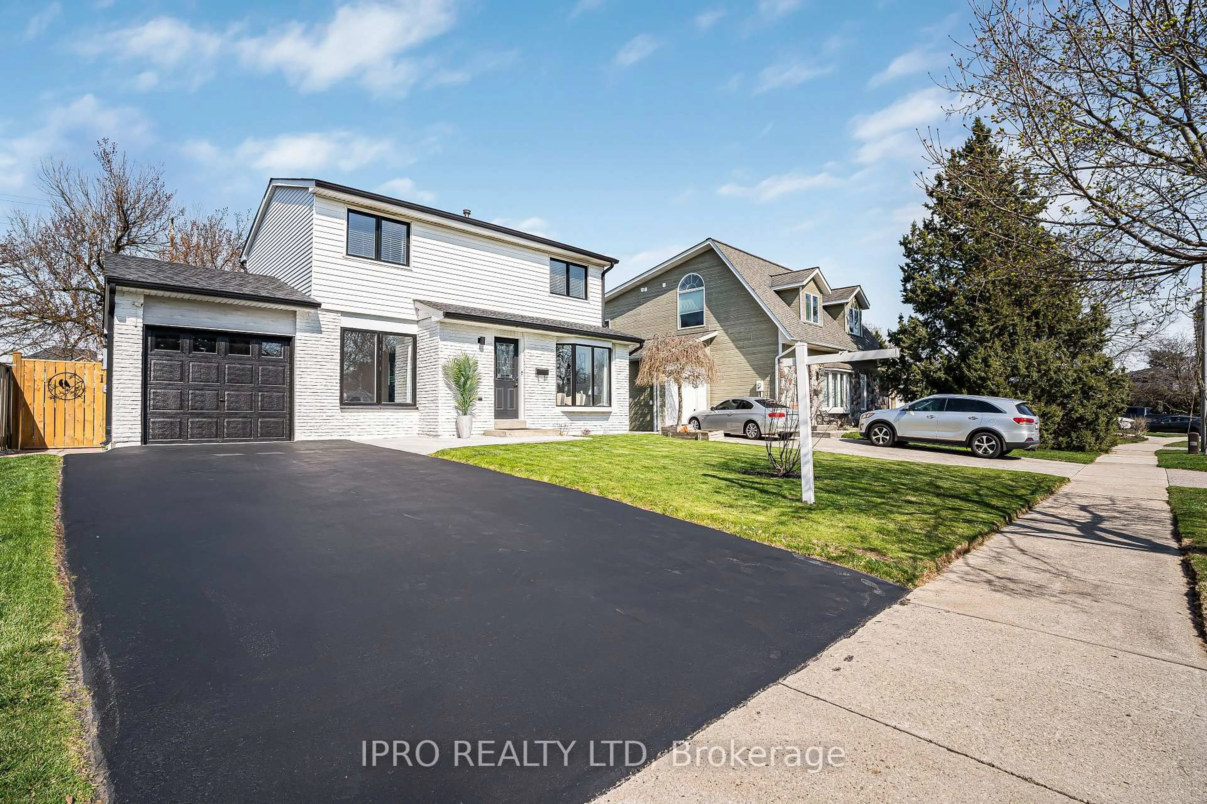 A pic from outside/outdoor area/front of a property/back of a property/a pic from drone, street for 864 Cabot Tr, Milton Ontario L9T 3S8